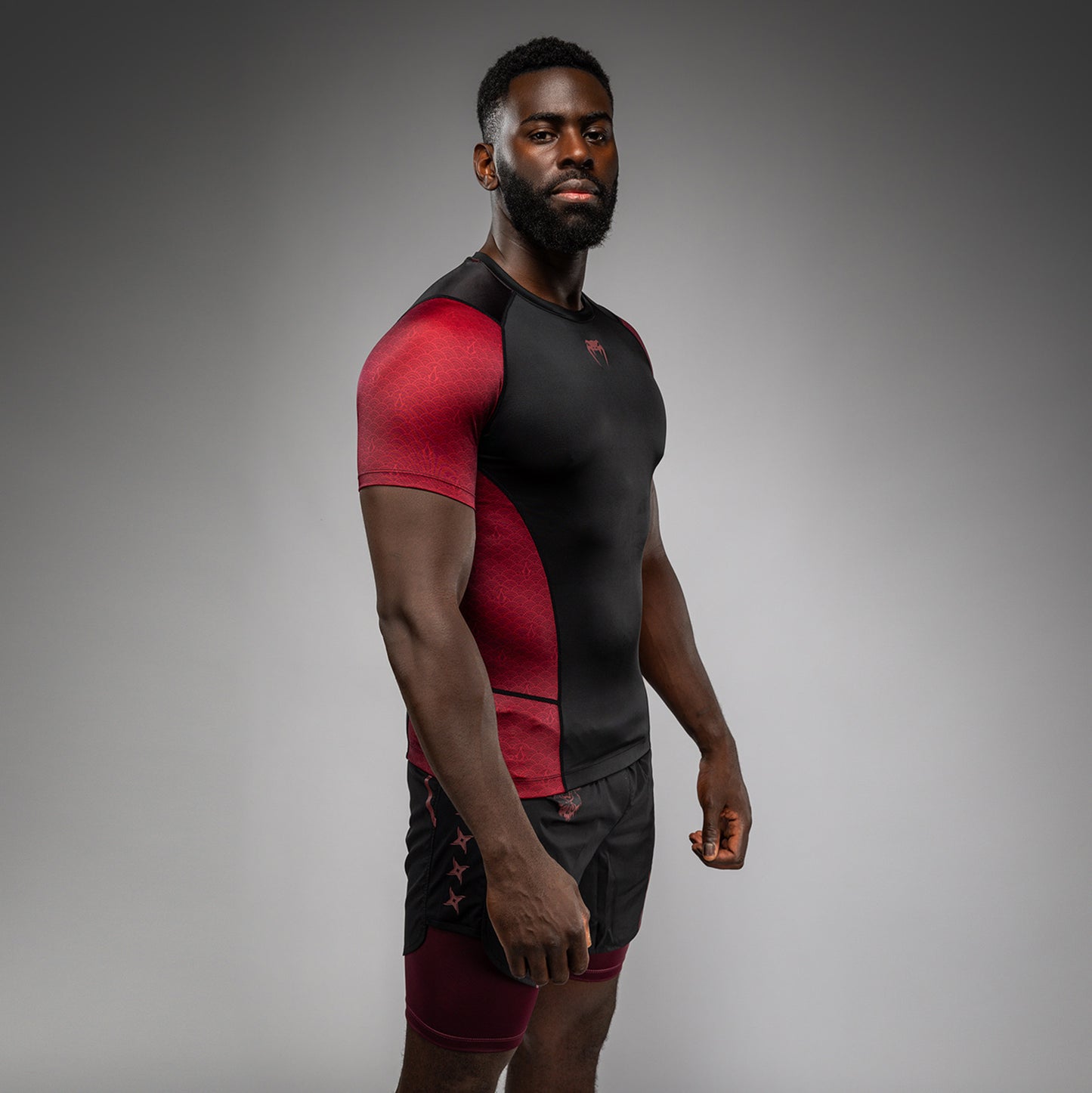 Venum x Assassin’s Creed Shadows Korte Mouwen Rashguard voor Mannen - Bordeaux/Zwart
