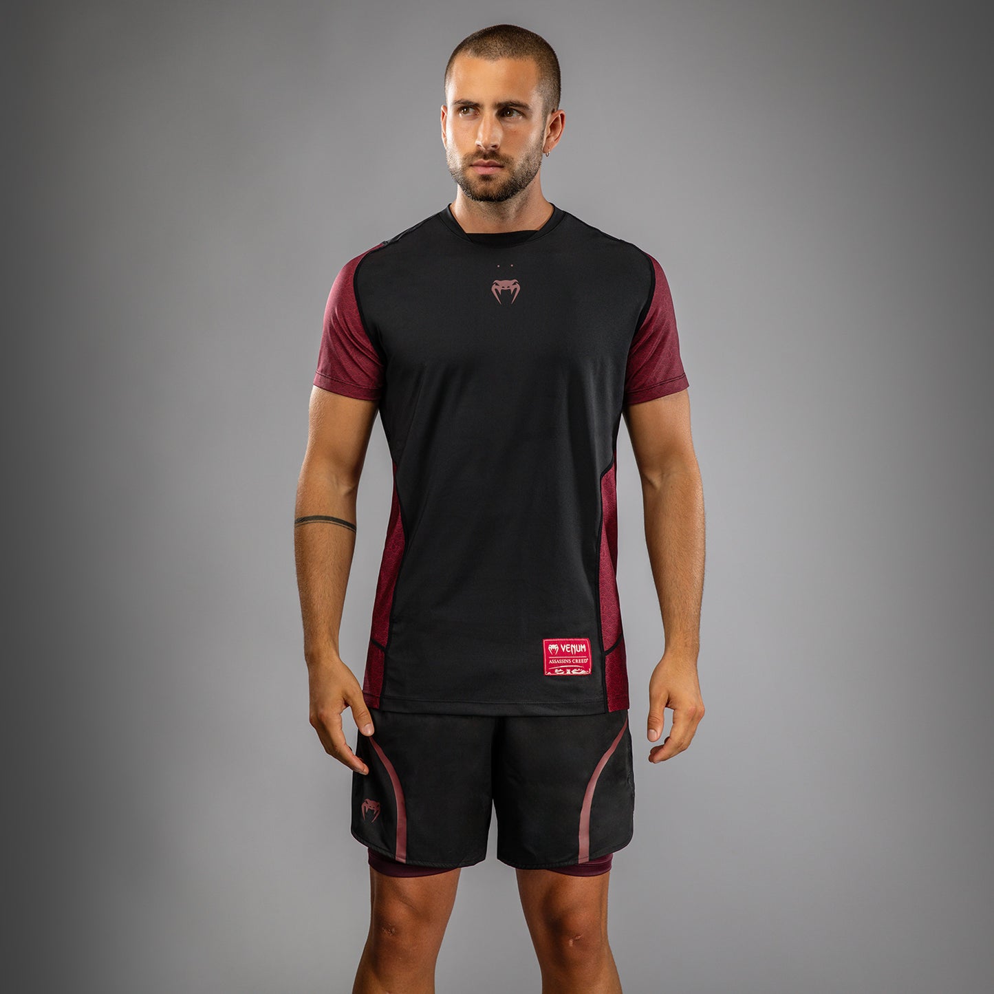 Venum x Assassin’s Creed Shadows Heren Dry-Tech T-Shirt - Bordeau/Zwart