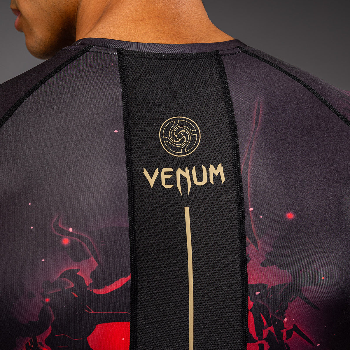 Jujutsu Kaisen x Venum Itadori Rashguard met korte mouwen – Zwart/Rood