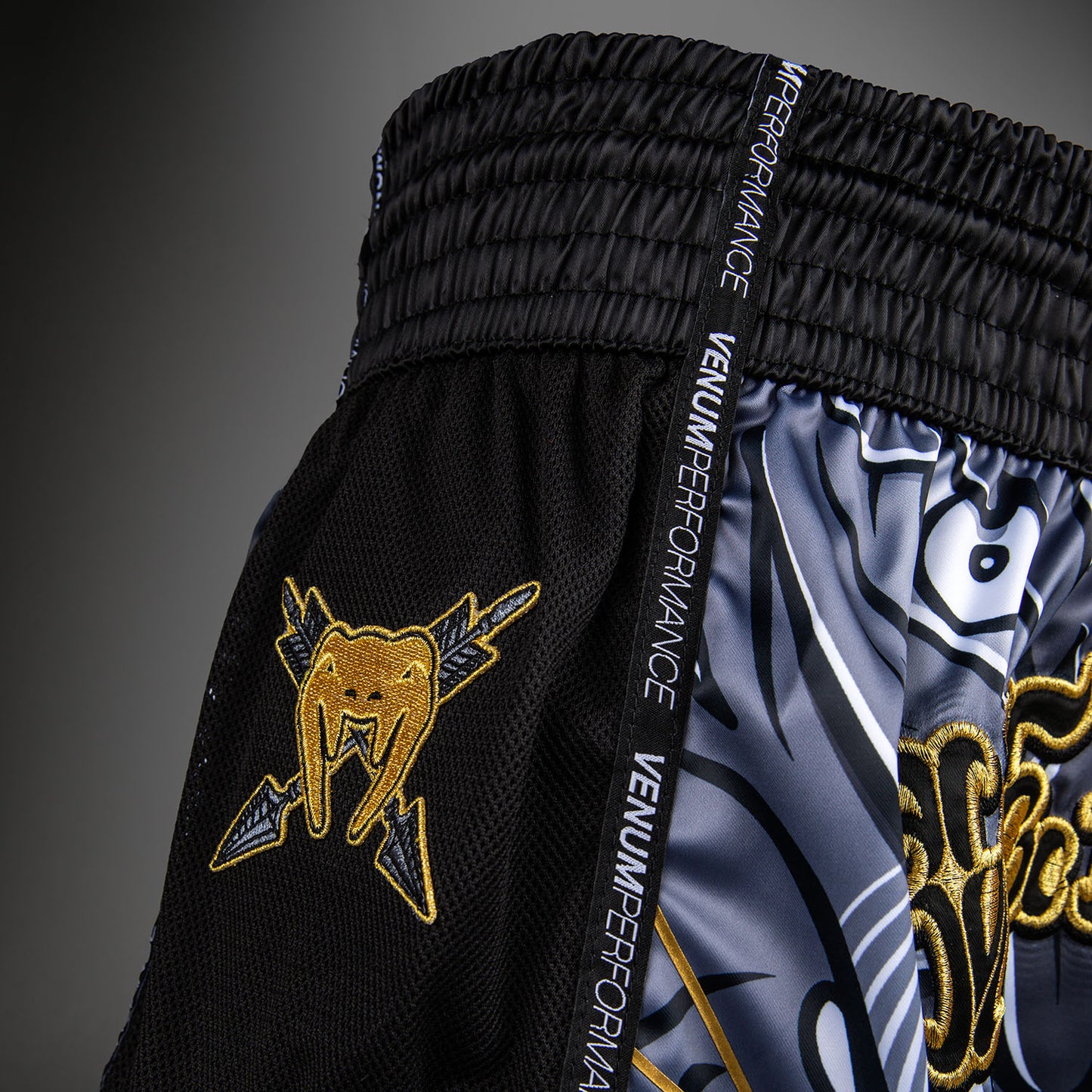 Venum Wolf Atak Muay Thai Shorts – Zwart/Grijs