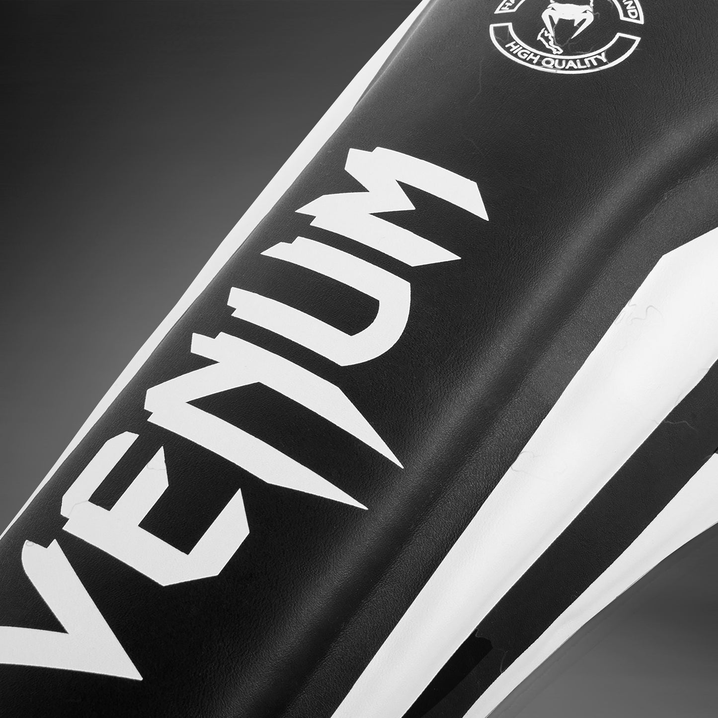 Venum Elite scheenbeschermers - Zwart/Wit