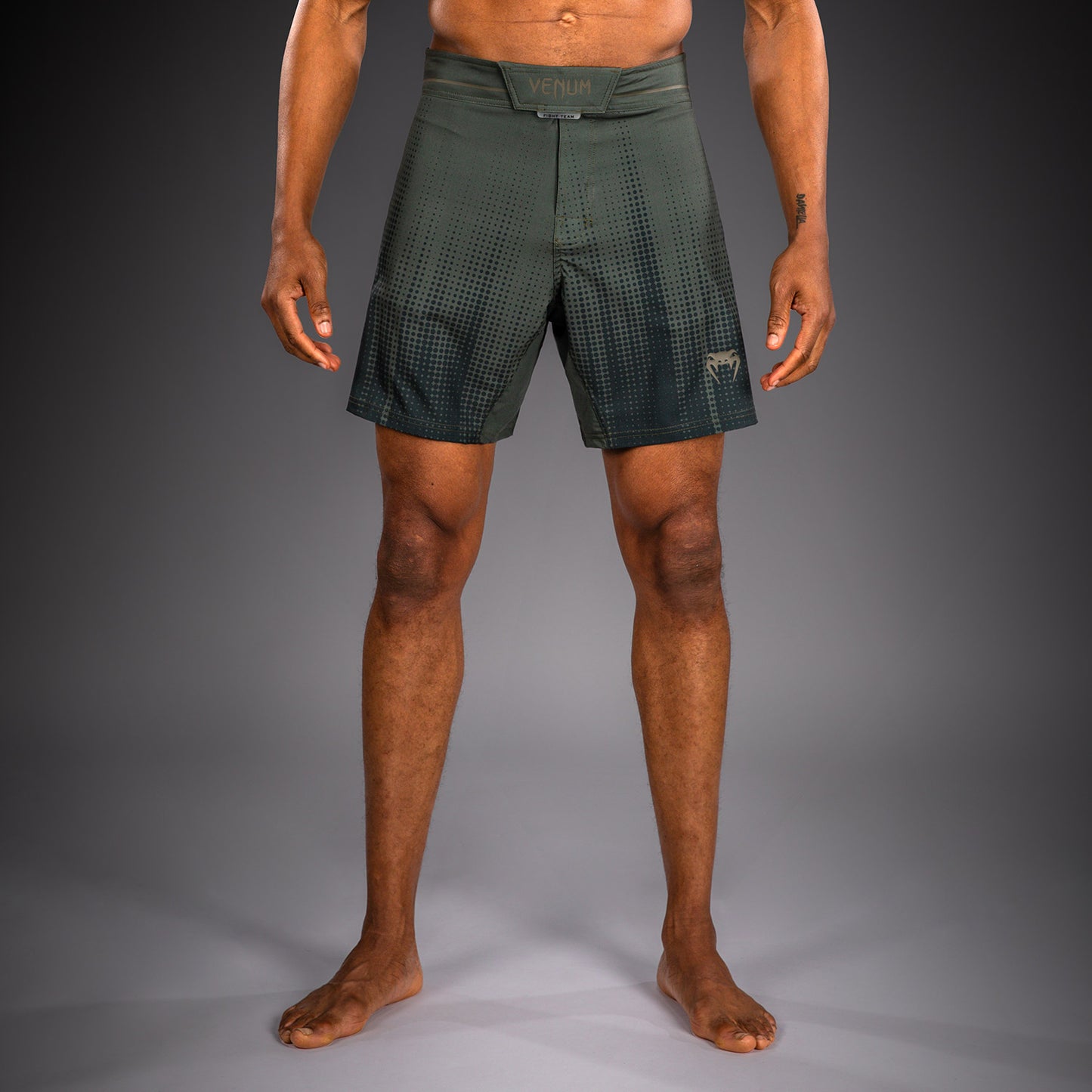 Venum Stealth Fightshorts – Kaki/Donkergroen