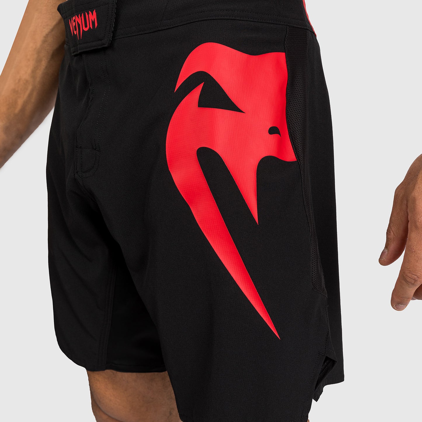 Venum Light 5.0 Vechtshorts - Zwart/Rood