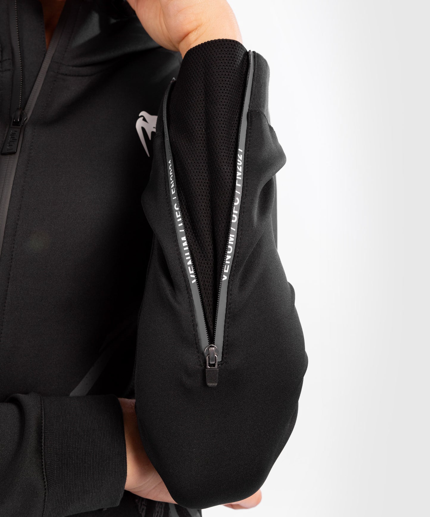 UFC Venum Gepersonaliseerd Authentic Fight Night Walkout Hoodie voor dames - Zwart