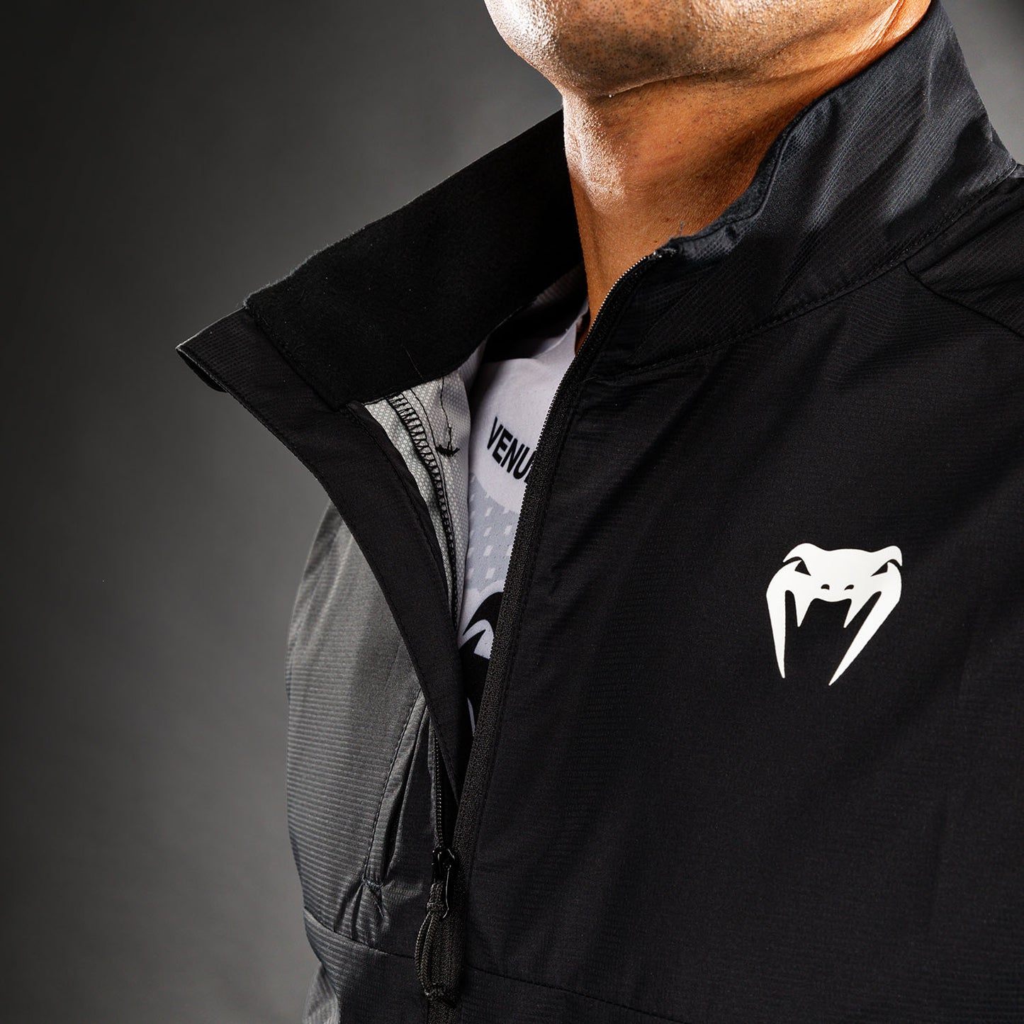 Venum MX Basics Mouwloze windbreaker - Zwart/Wit