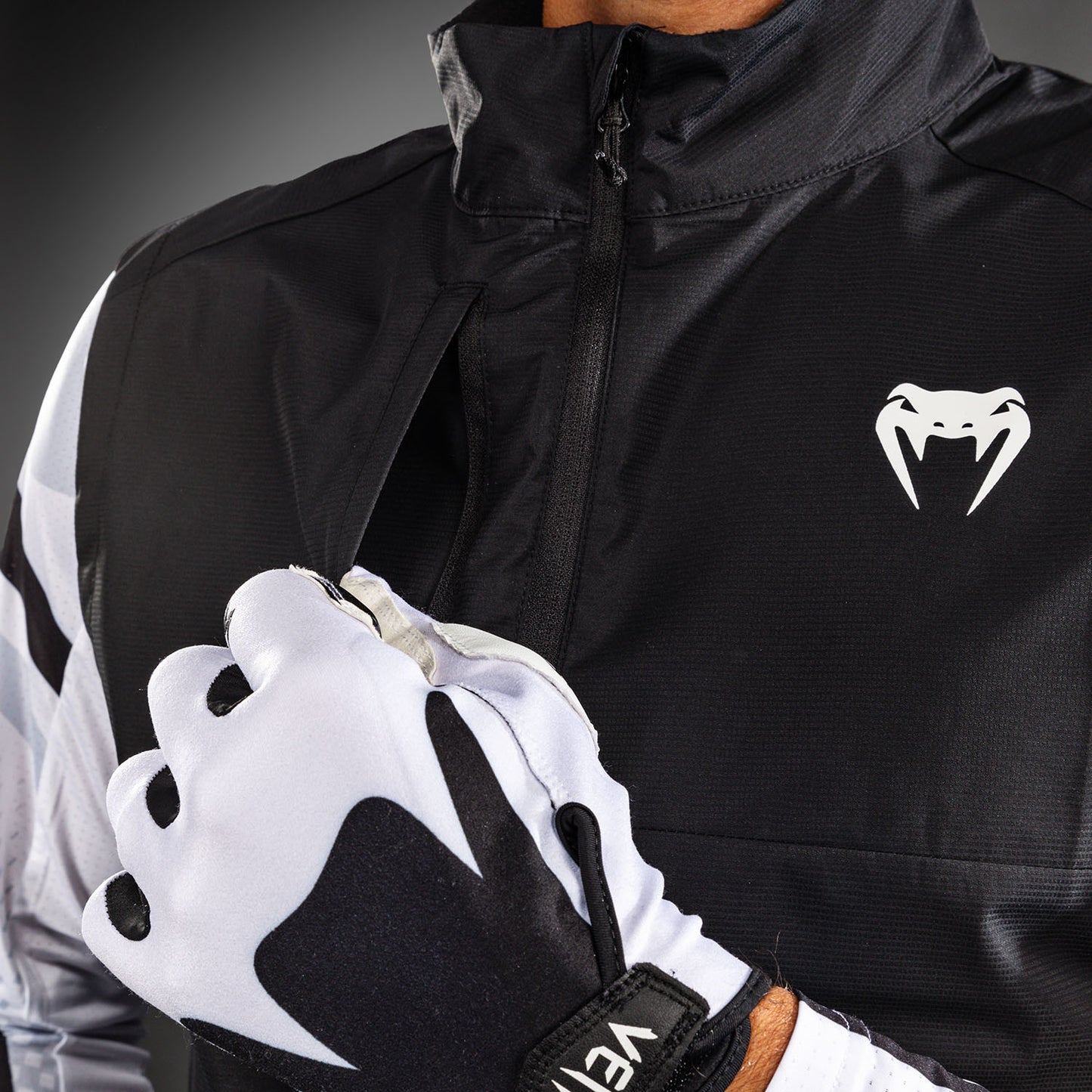 Venum MX Basics Mouwloze windbreaker - Zwart/Wit