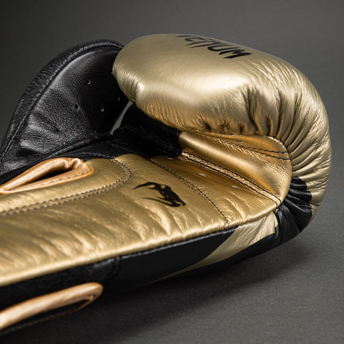 Venum Hammer Pro bokshandschoenen met klittenband - zwart/goud
