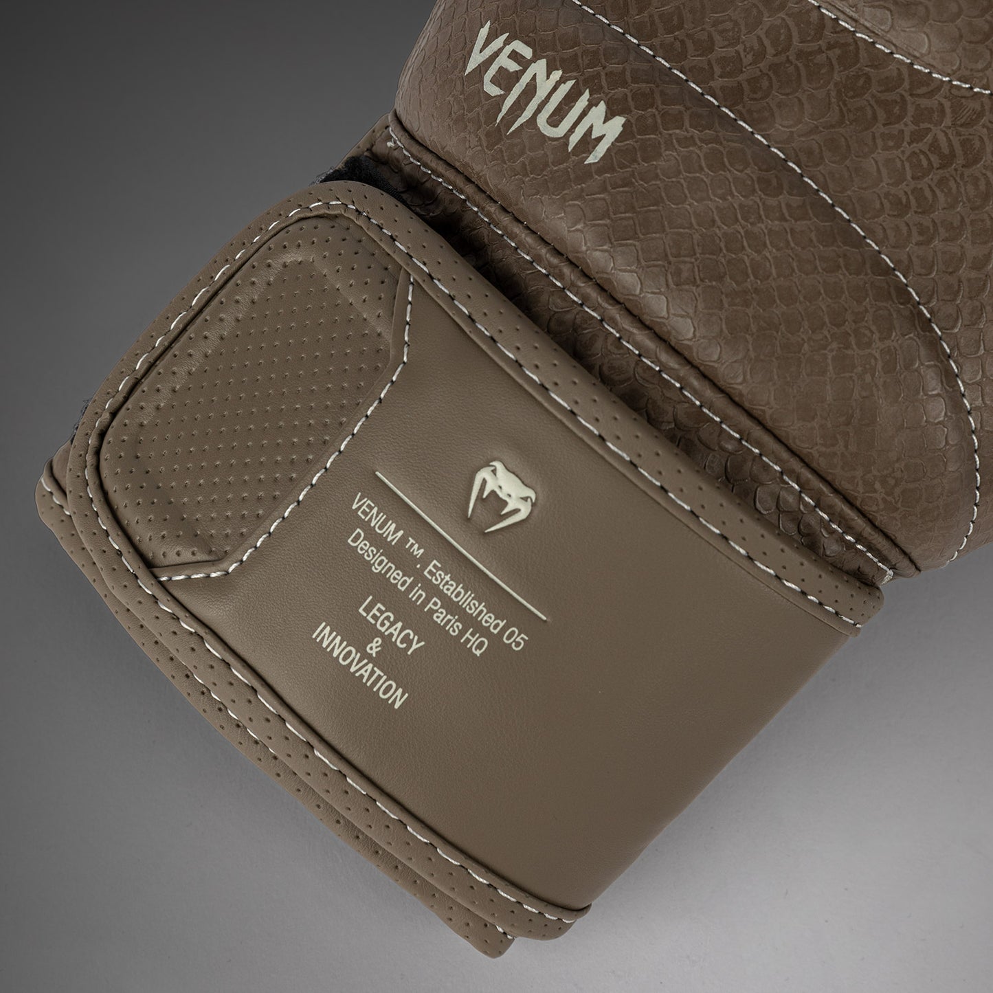 Venum Impact Evo Scales Bokshandschoenen – Bruin