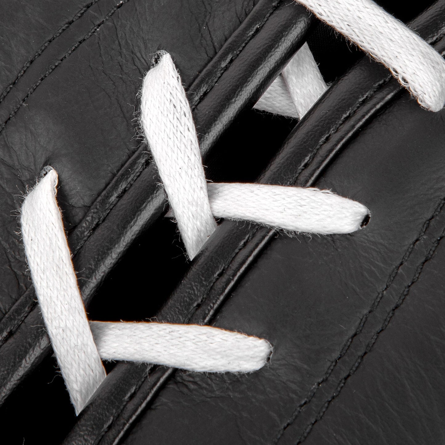 Venum Hammer professionele bokshandschoenen met veters - zwart/wit