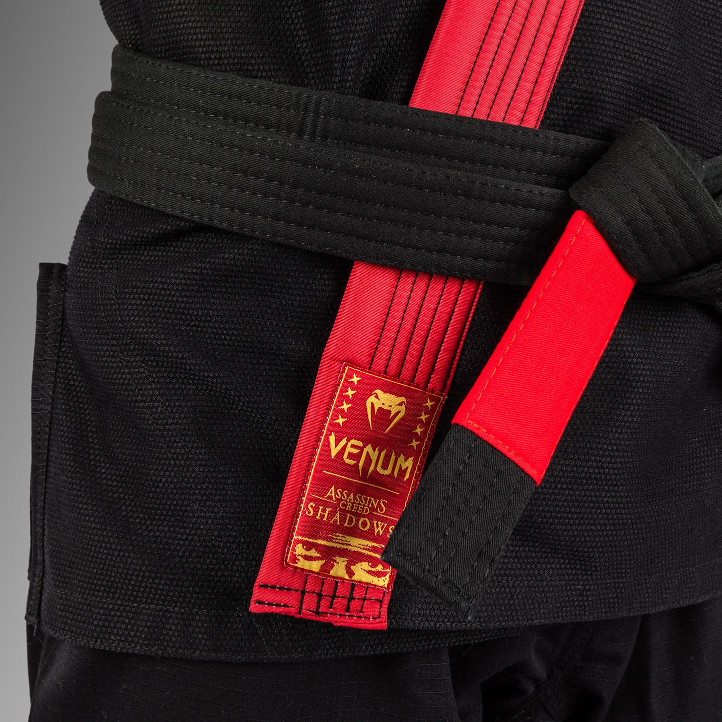 Venum x Assassin’s Creed Shadows BJJ Gi - Bourgondië/Zwart