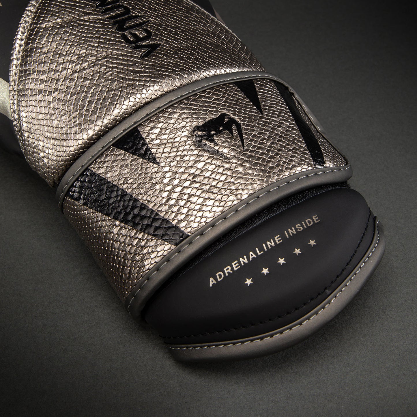 Venum Challenger 4.0 Scales Bokshandschoenen – Zilver/Zwart