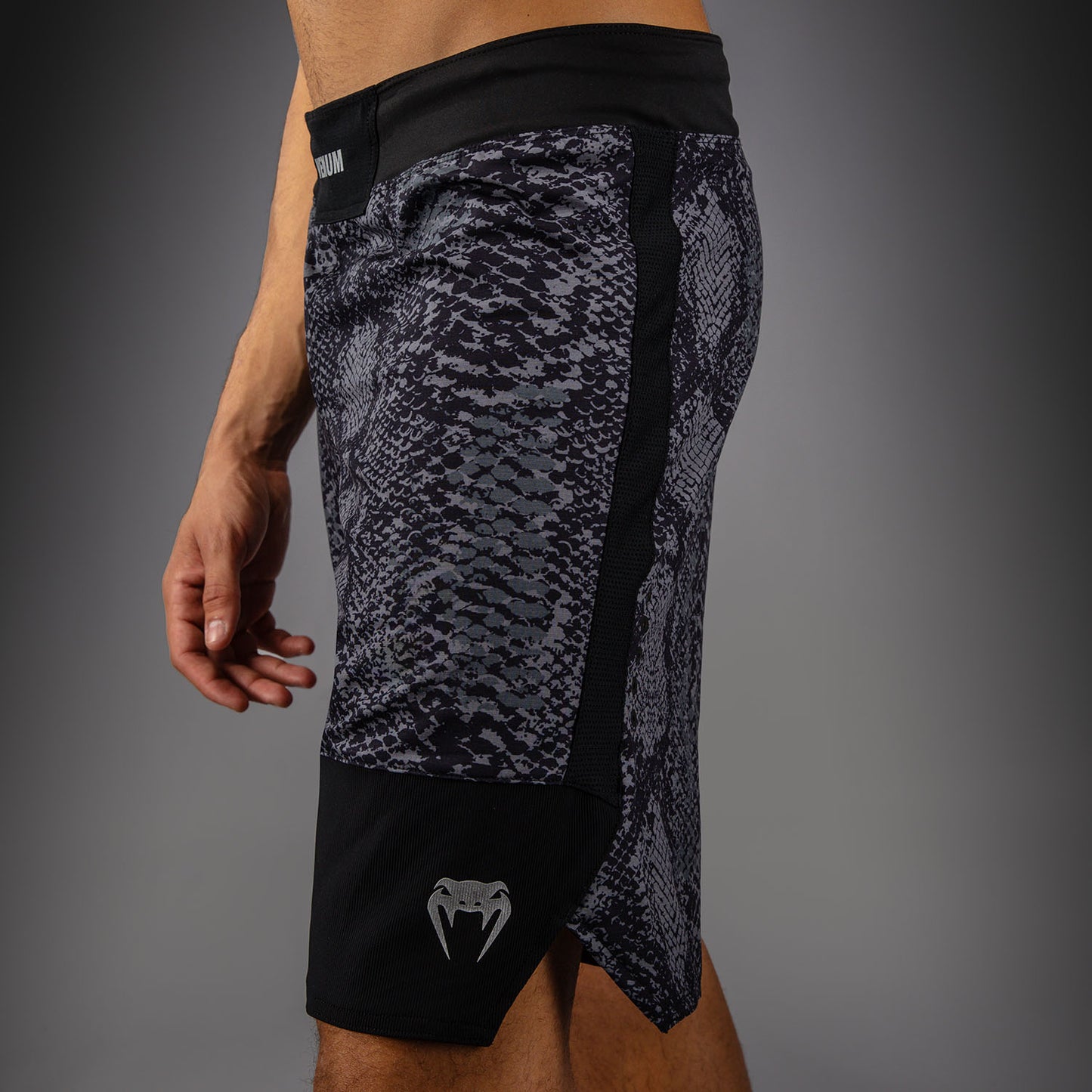 Venum G-Fit Scales Fightshorts – Zwart/Antracietgrijs