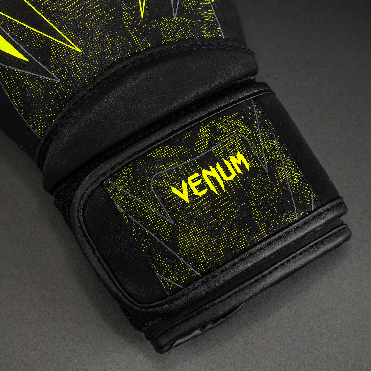 Venum Impact Amazonia Reborn bokshandschoenen - Zwart/Groen