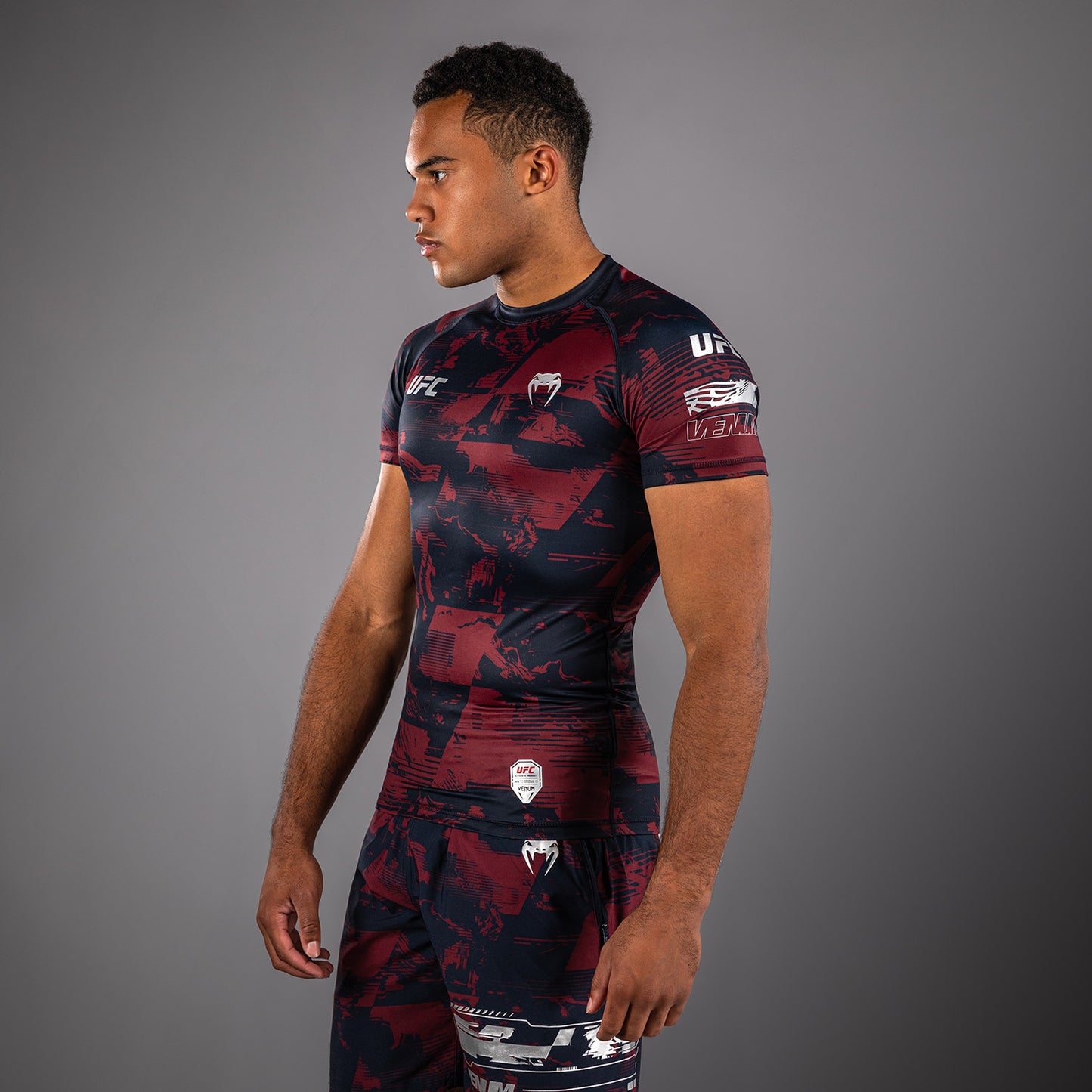 UFC Zenith by Venum Authentic Fight Week Performance Shortsleeve Rashguard Heren - Marineblauw/Bordeauxrood/Zilver