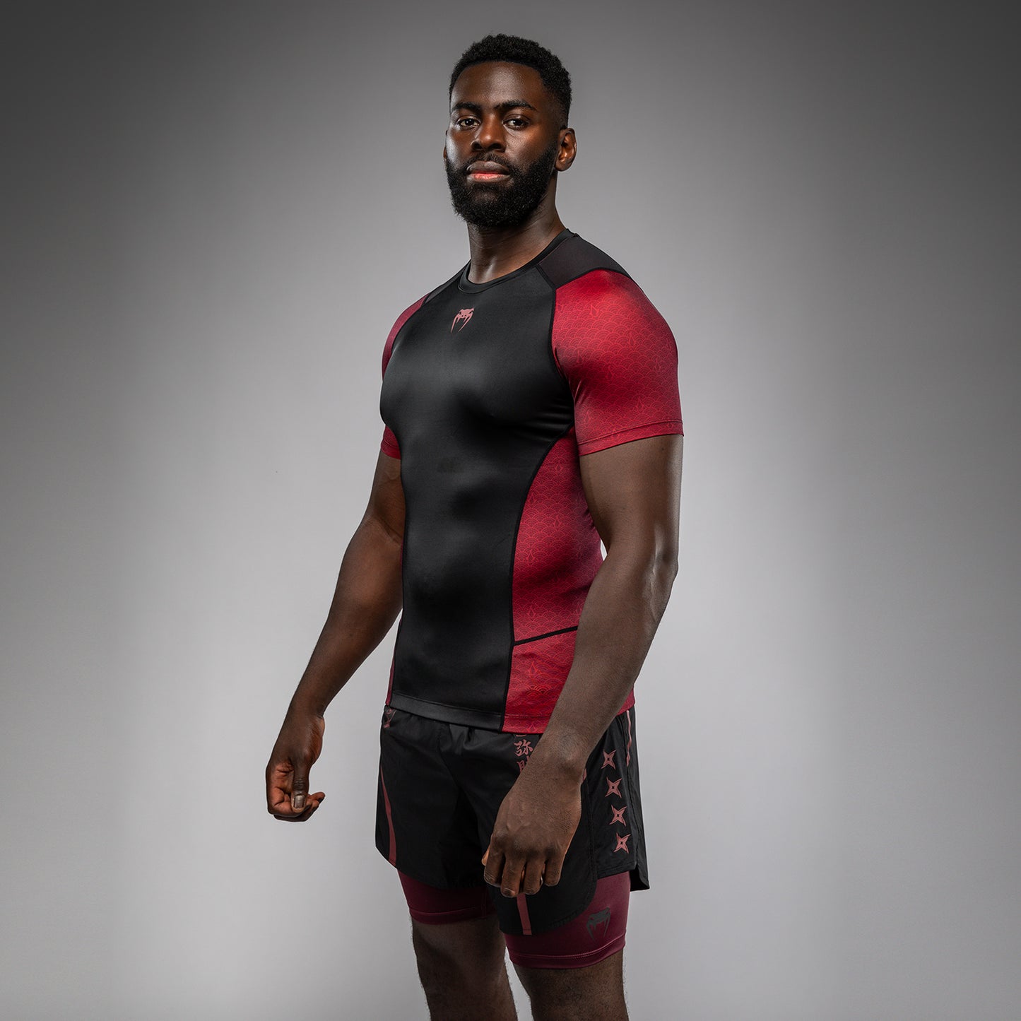 Venum x Assassin’s Creed Shadows Korte Mouwen Rashguard voor Mannen - Bordeaux/Zwart