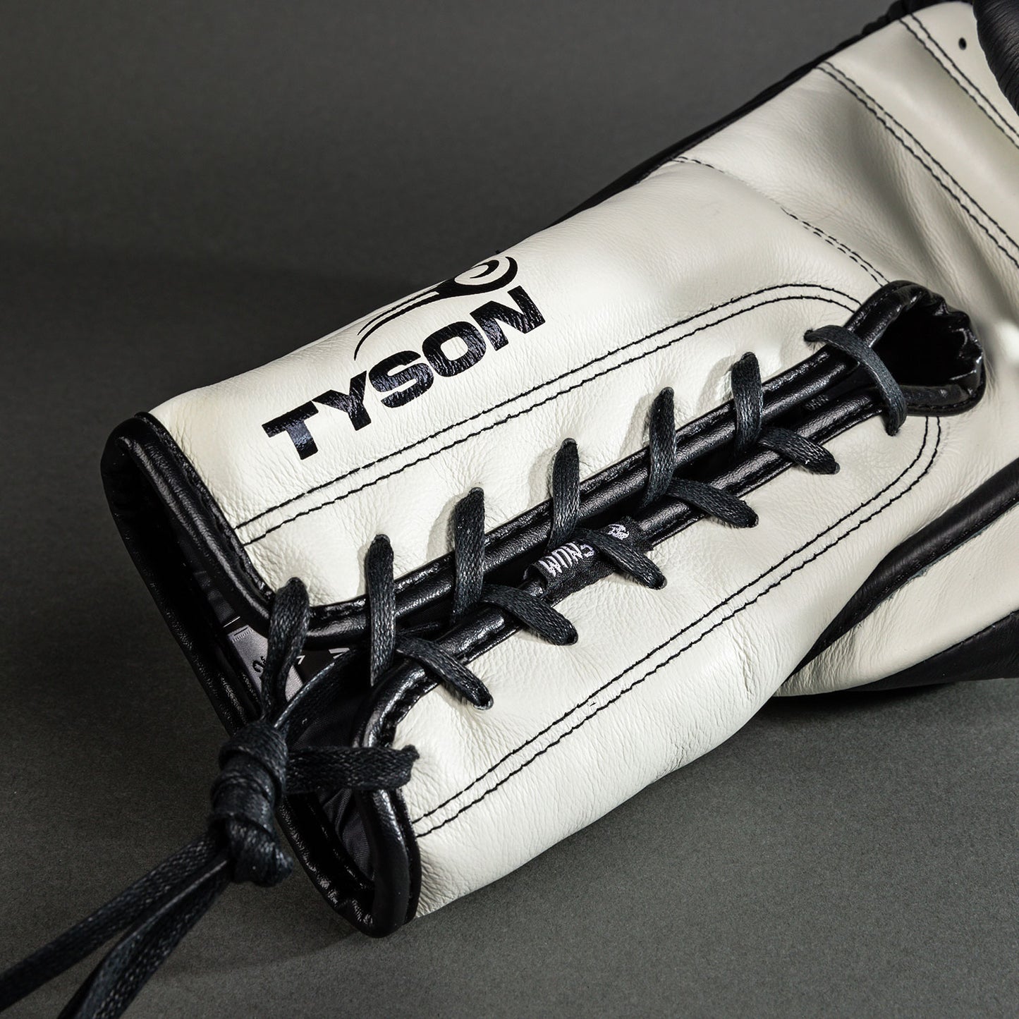 Venum Giant 2.0 Mike Tyson Pro Bokshandschoenen met Veters - Diep Zwart/Optisch Wit