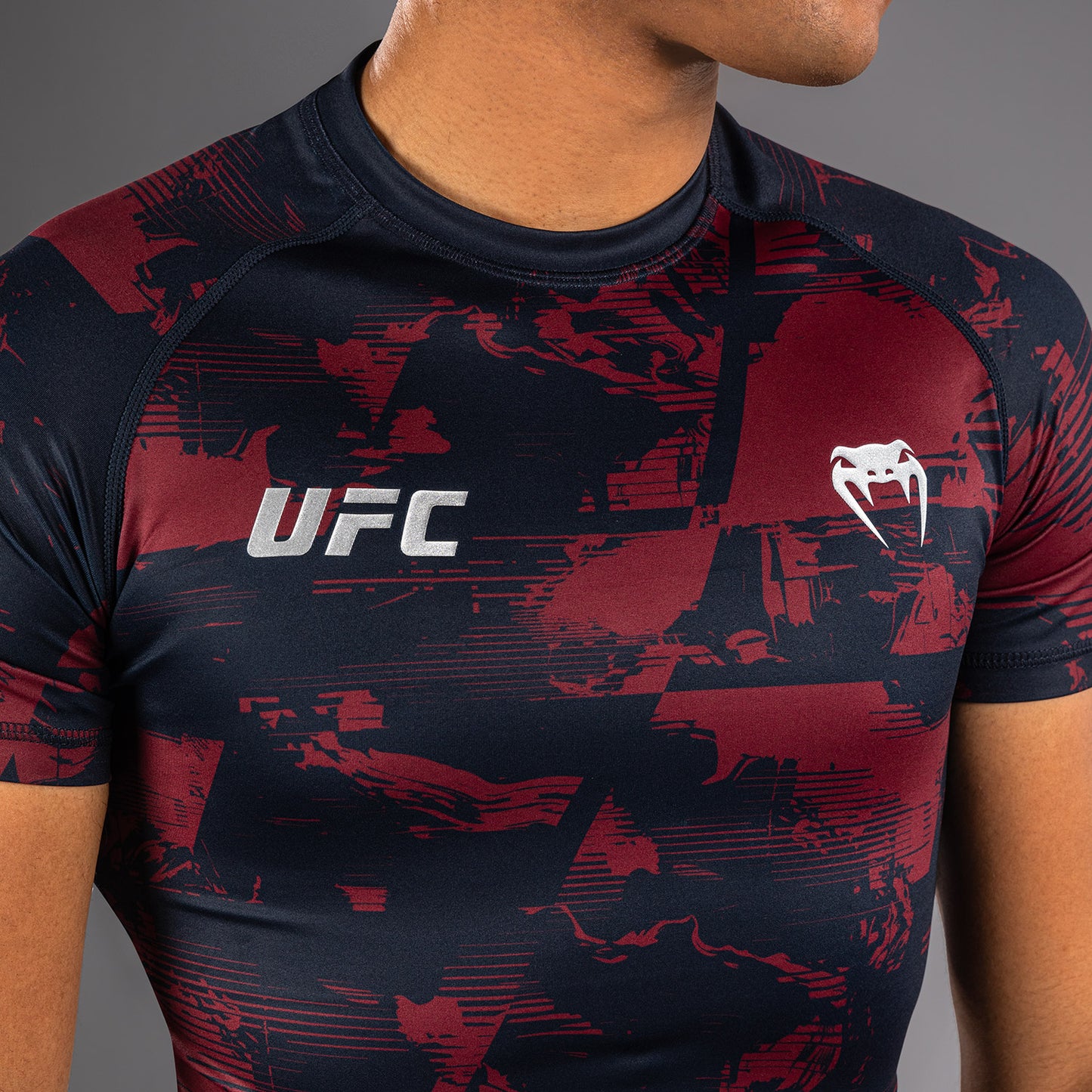 UFC Zenith by Venum Authentic Fight Week Performance Shortsleeve Rashguard Heren - Marineblauw/Bordeauxrood/Zilver