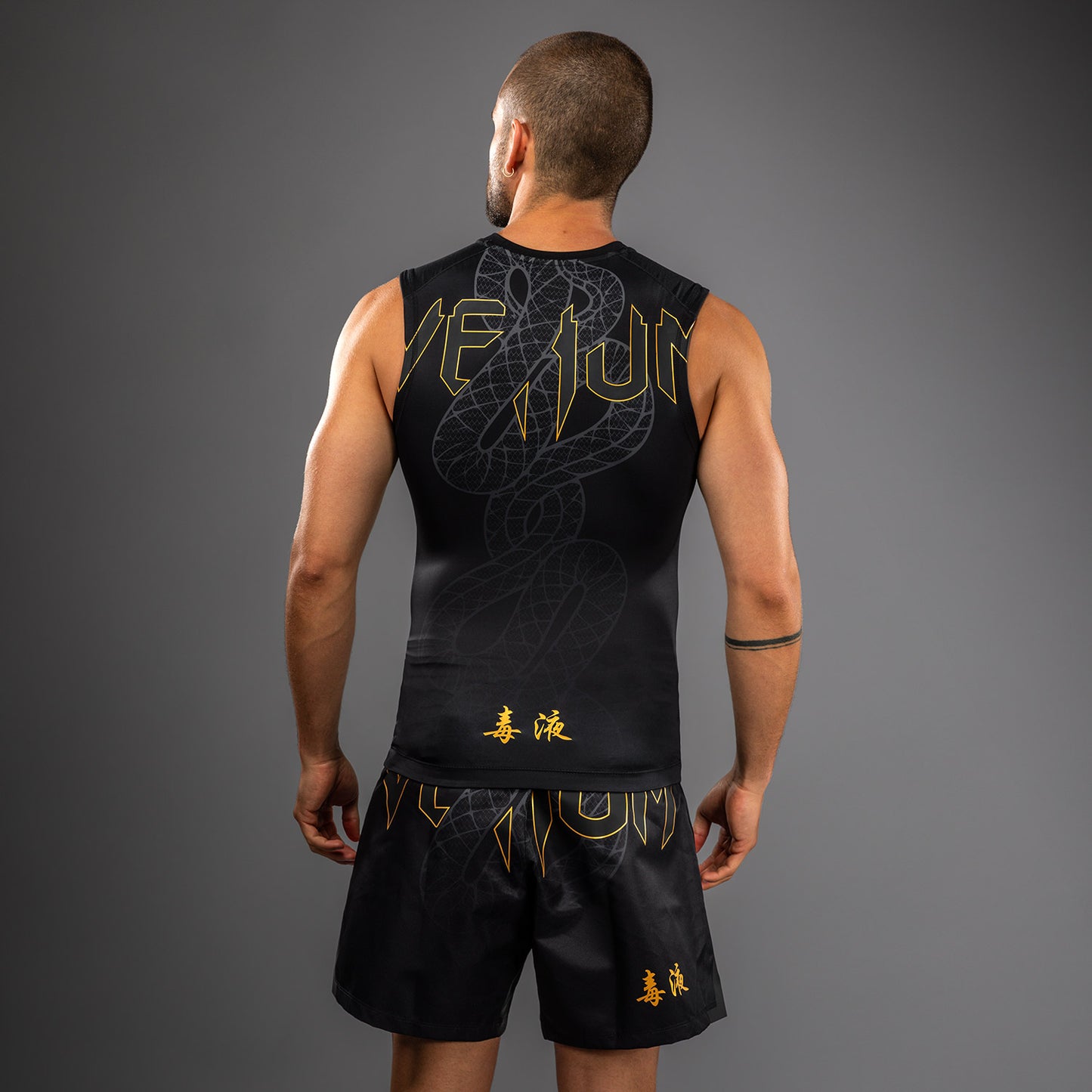Venum Serpenti Mouwloos Rashguard – Zwart/Zilver/Goud