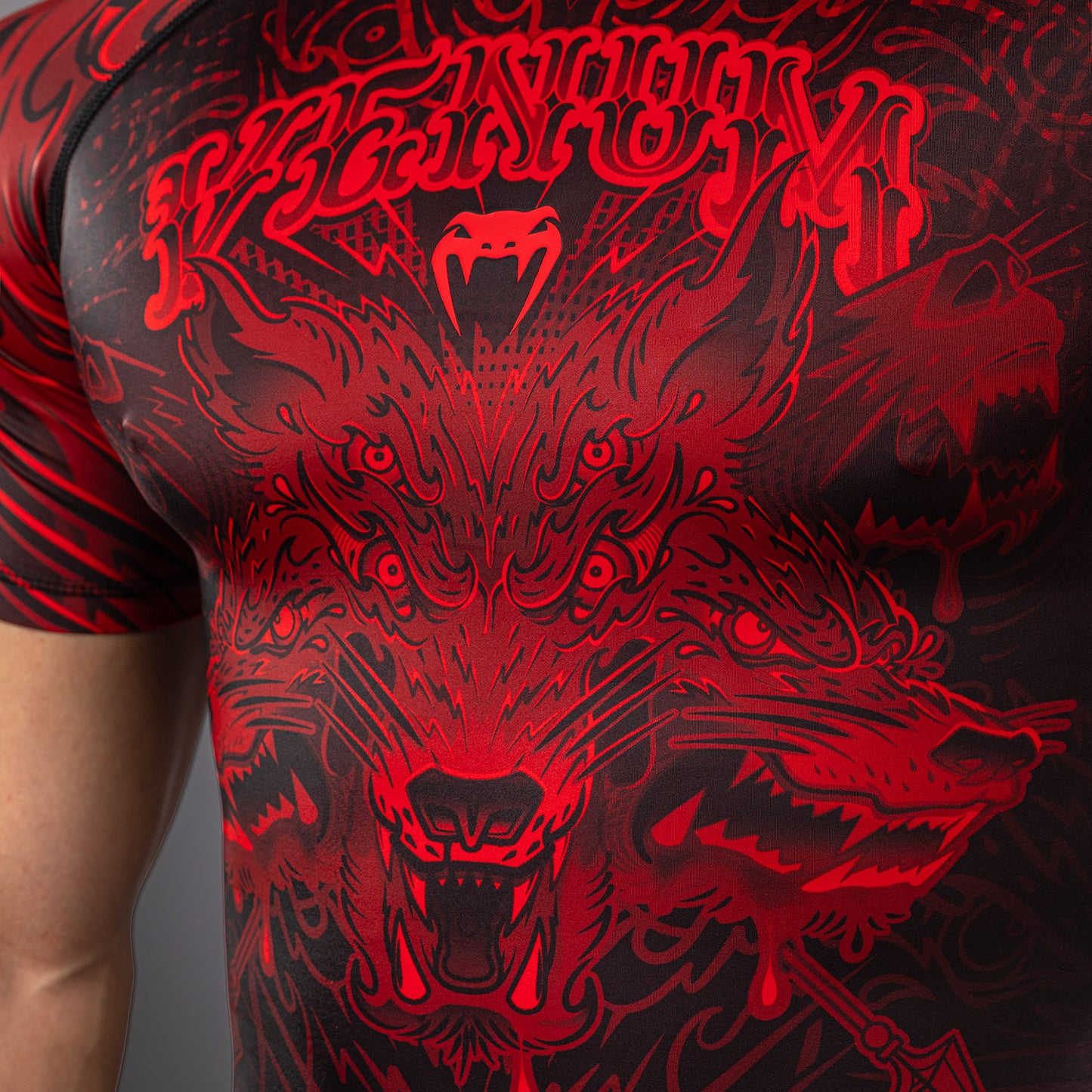 Venum Wolf Atak Rashguard met korte mouwen – Zwart/Rood