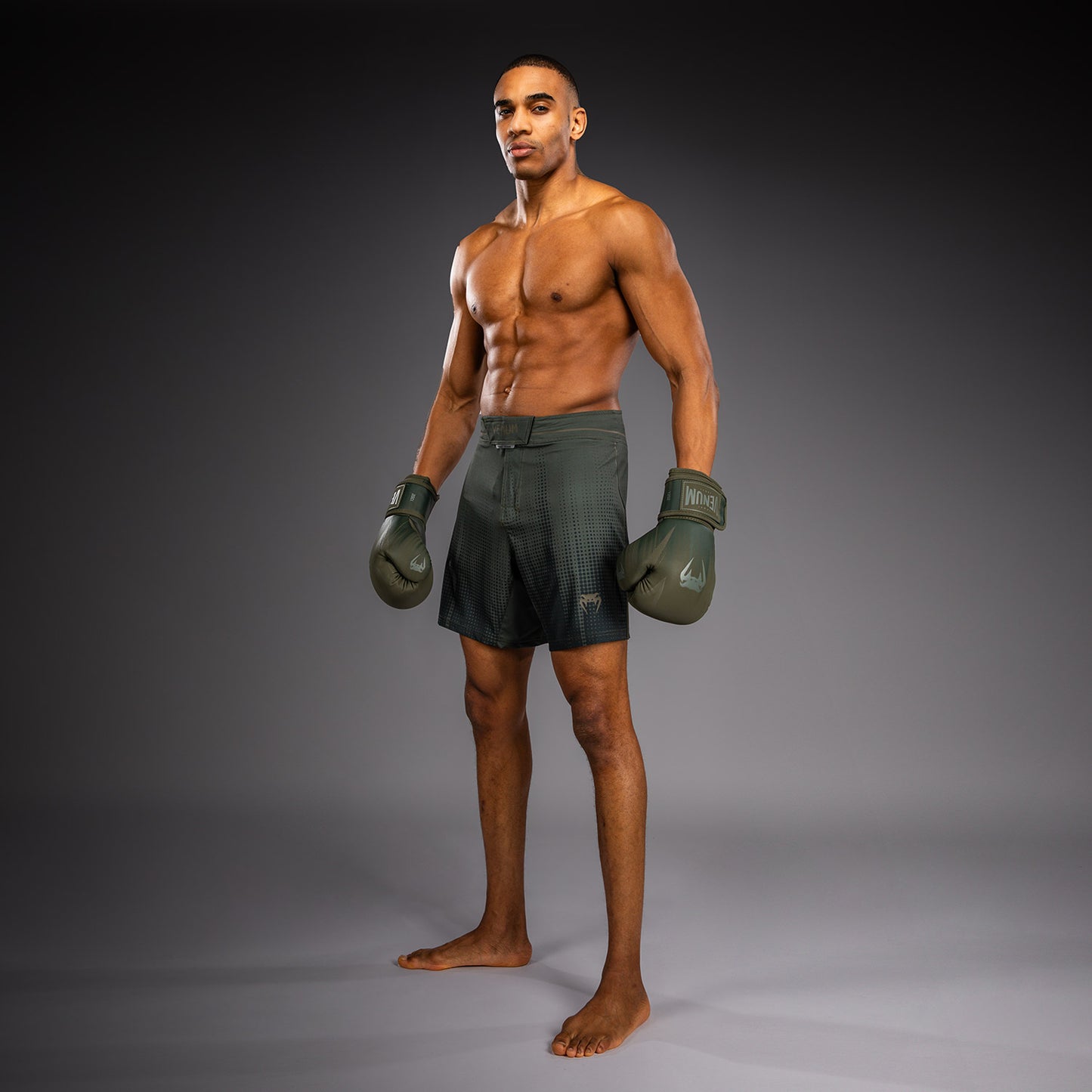Venum Stealth Fightshorts – Kaki/Donkergroen
