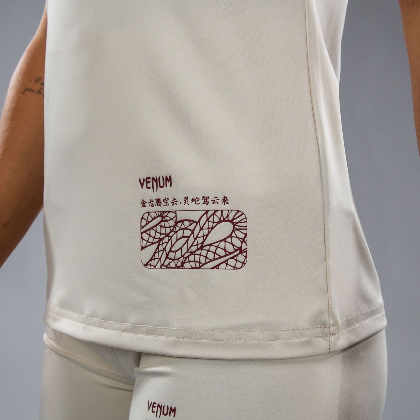 Venum Serpenti Women’s Dry-Tech T-shirt – Ivoor/Bordeaux