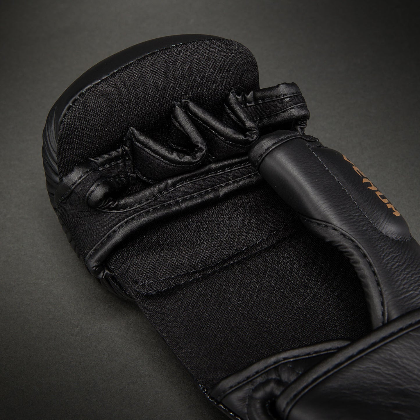 Venum Attack 2.0 Leren Sparring Handschoenen – Zwart/Goud