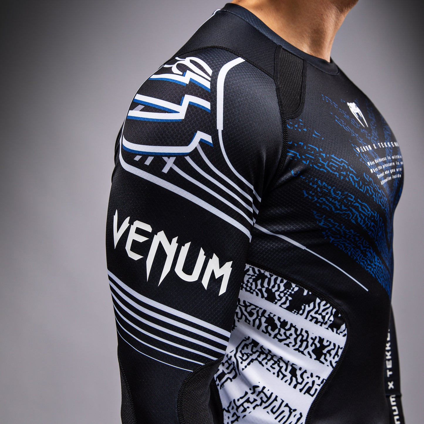 Venum x TEKKEN 8 - Jin Kazama Rashguard - Blauw/Zwart/Wit