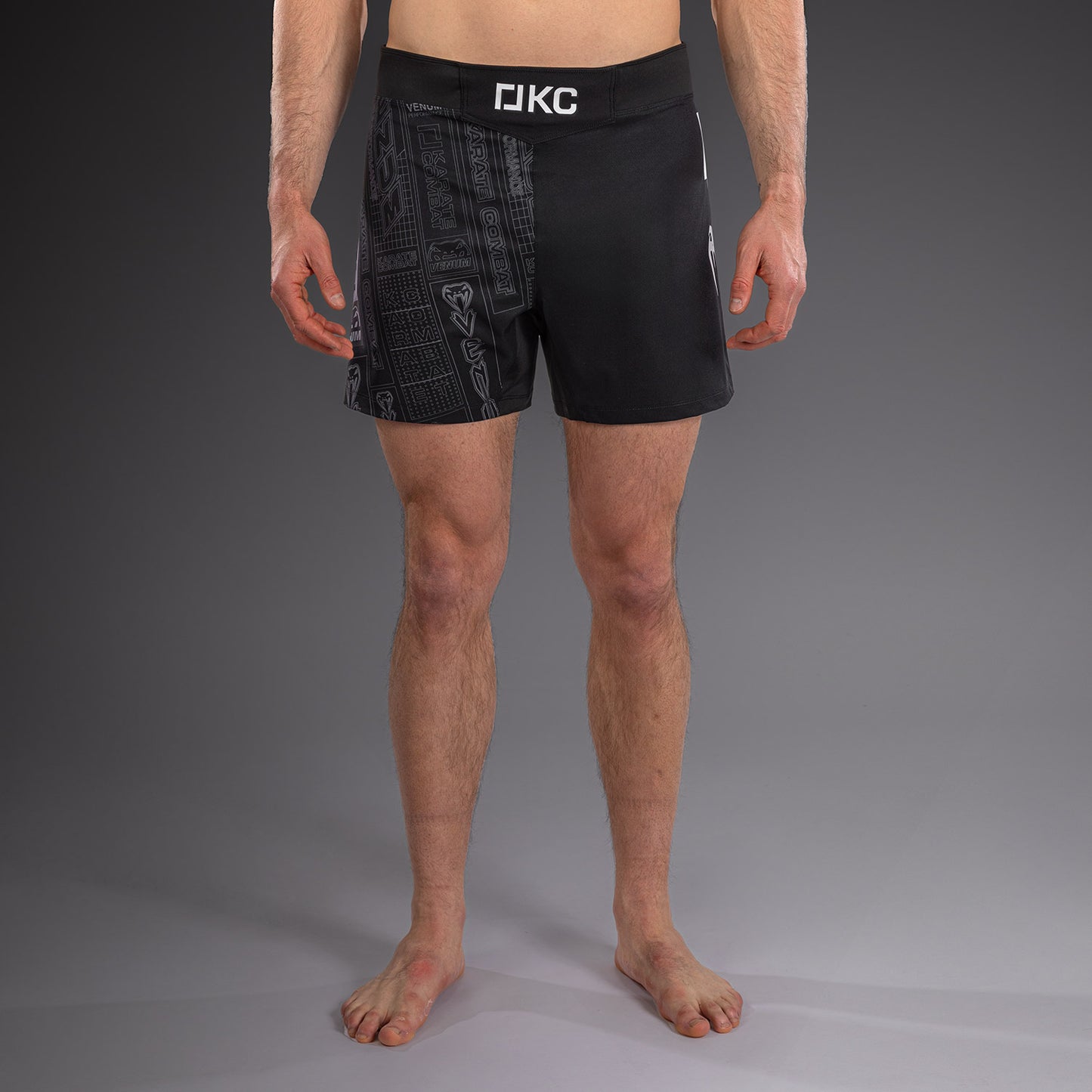 Karate Combat by Venum Fightshorts – Zwart/Grijs