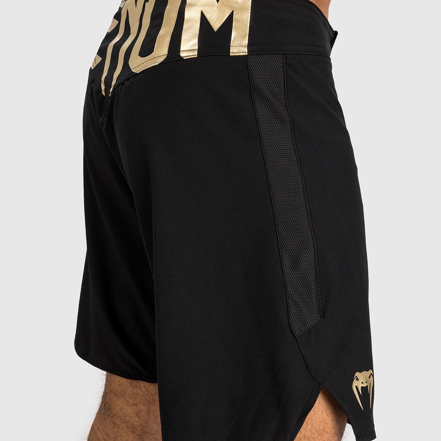 Venum Light 5.0 Vechtshorts - Zwart/Goud