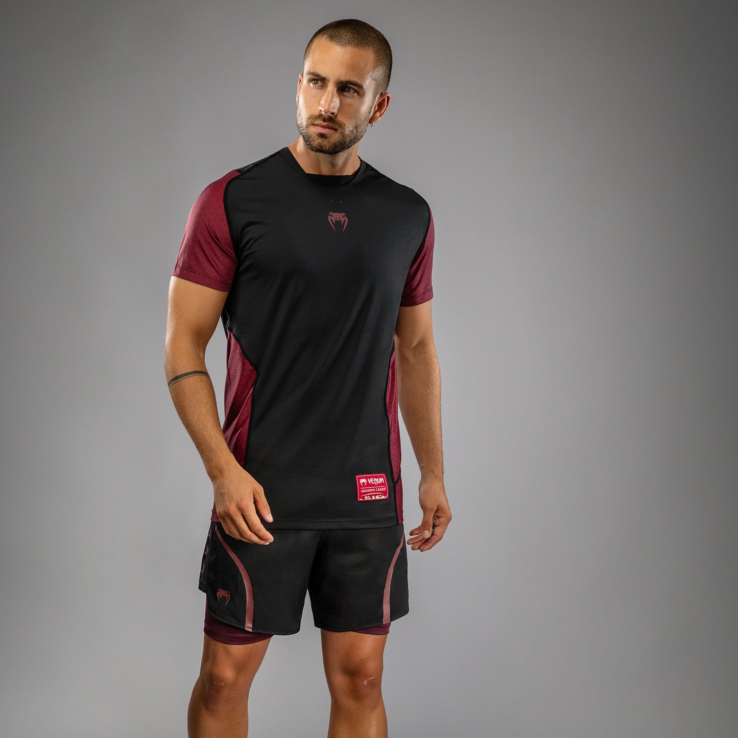 Venum x Assassin’s Creed Shadows Heren Dry-Tech T-Shirt - Bordeau/Zwart