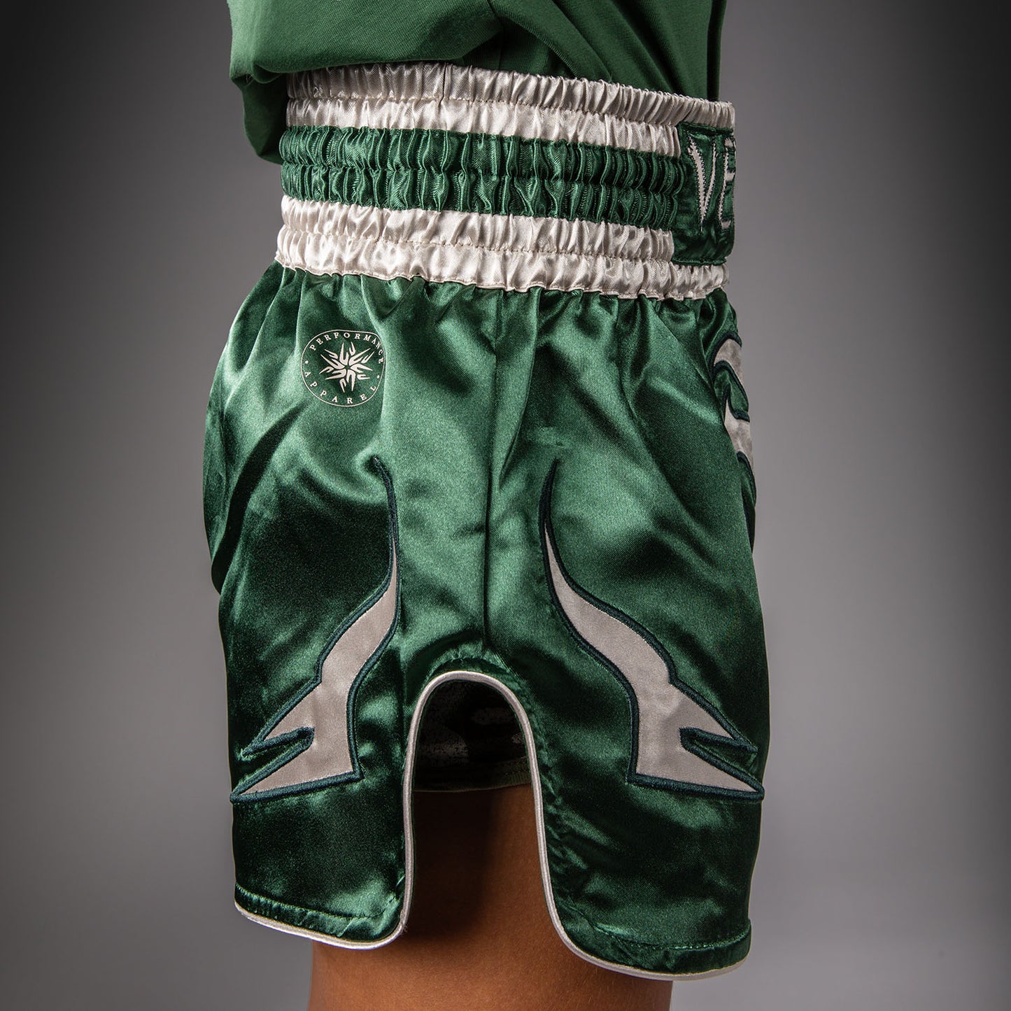Venum Inferno Muay Thai Short – Bosgroen/Off White