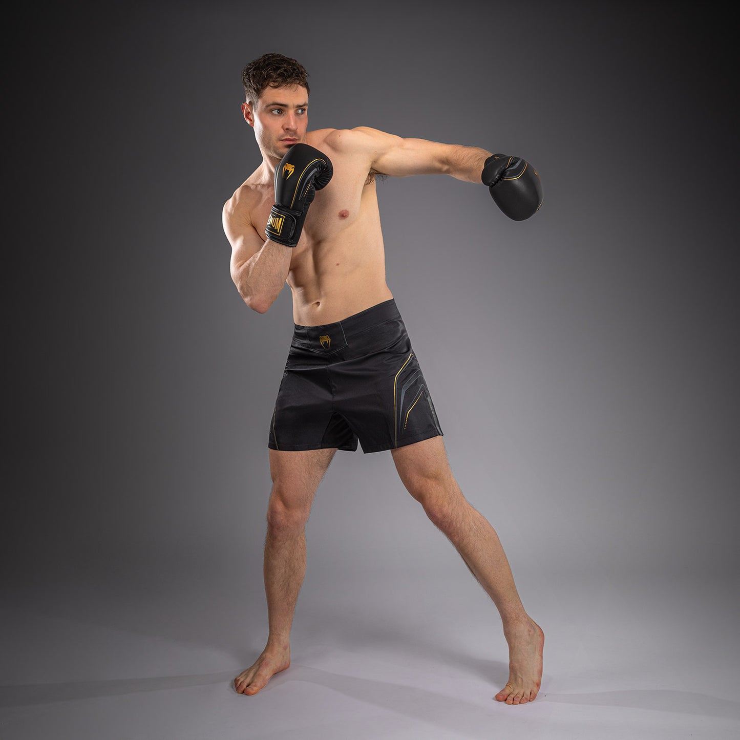 Venum Streamline Fightshorts – Zwart/Goud
