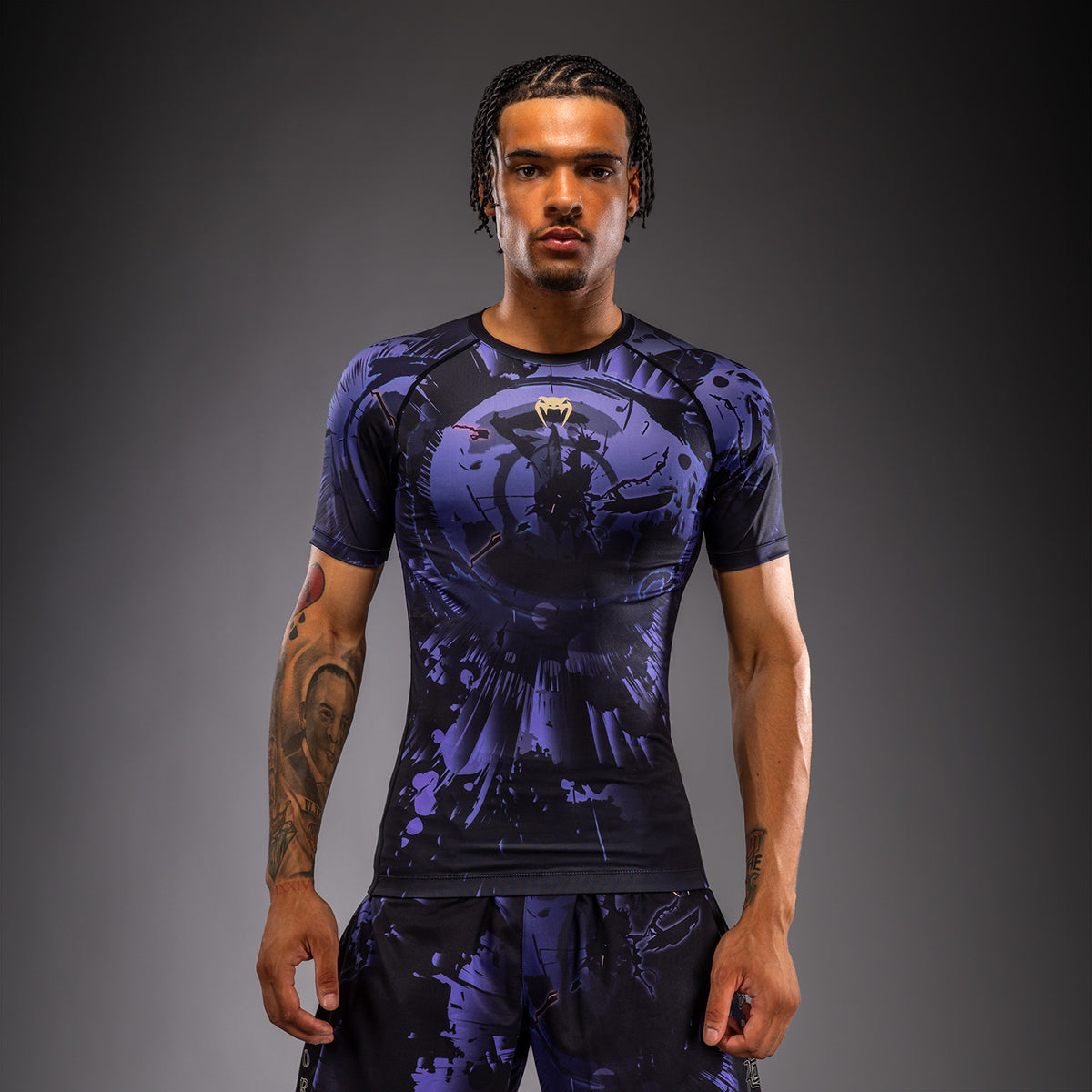Jujutsu Kaisen x Venum Gojo Rashguard met korte mouwen – Paars