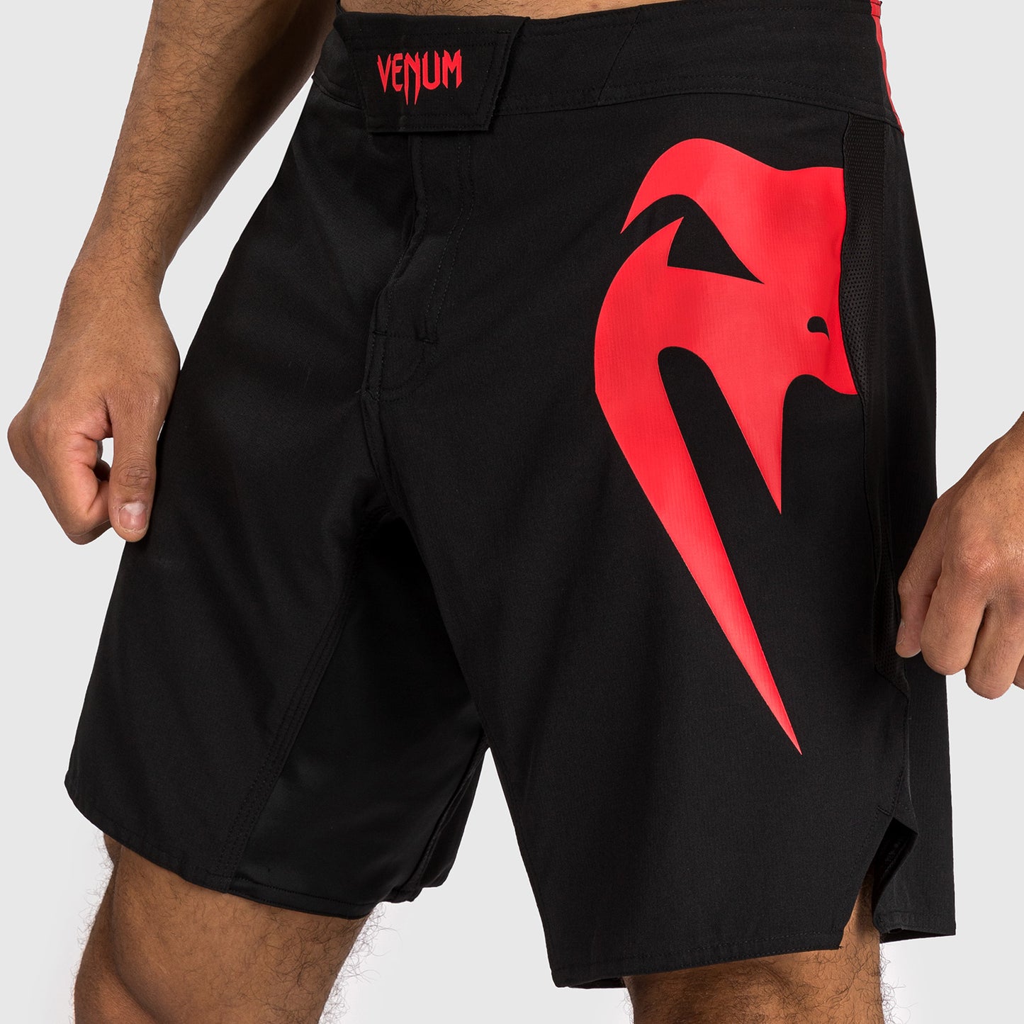 Venum Light 5.0 Vechtshorts - Zwart/Rood