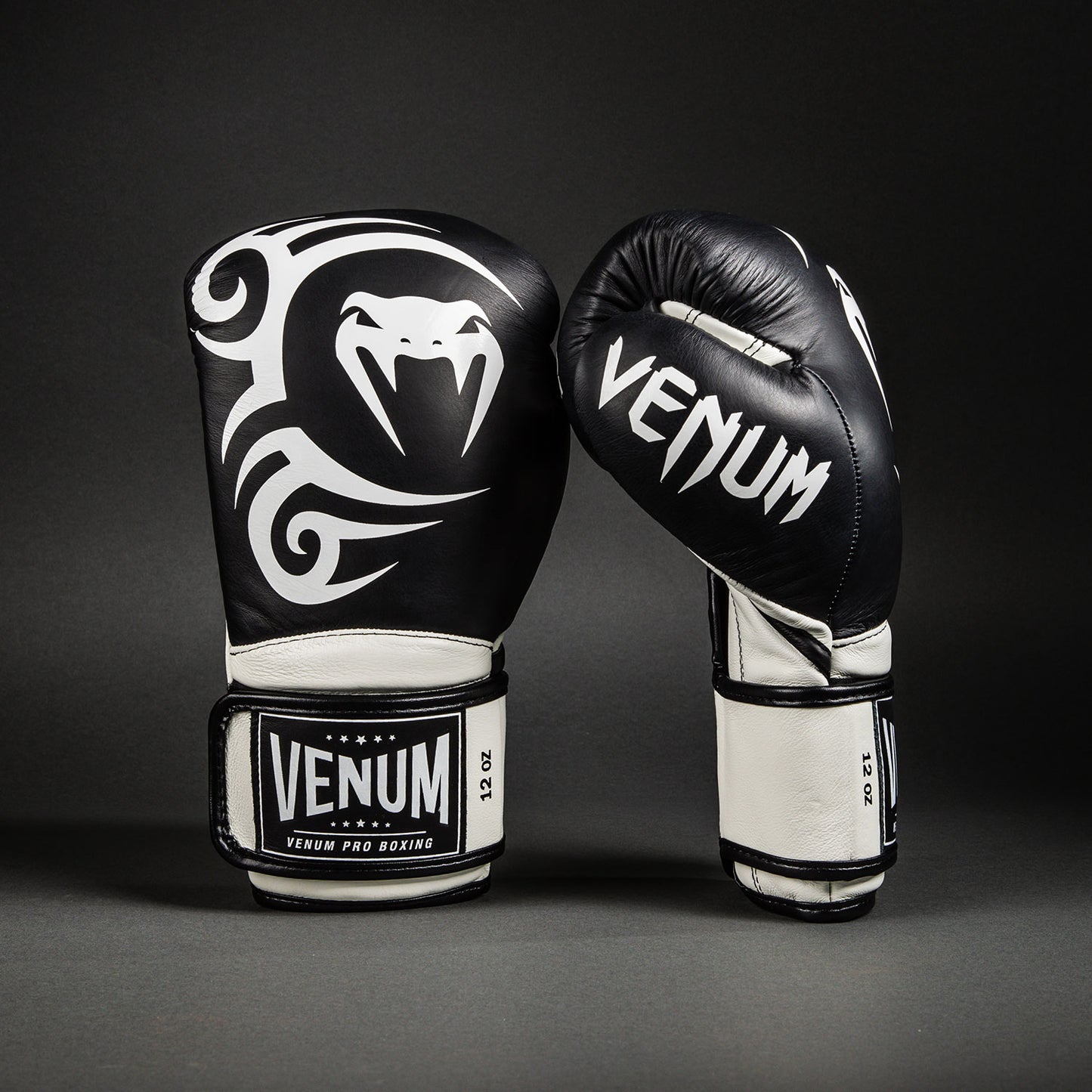 Venum Giant 2.0 Mike Tyson Pro Bokshandschoenen - Diep Zwart/Optisch Wit