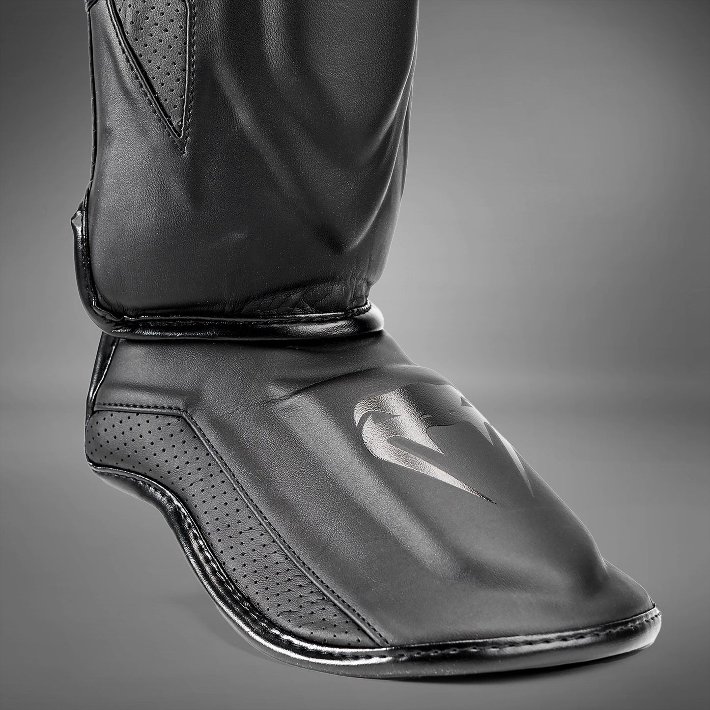 Venum Elite Evo scheenbeschermers - Zwart/Zwart
