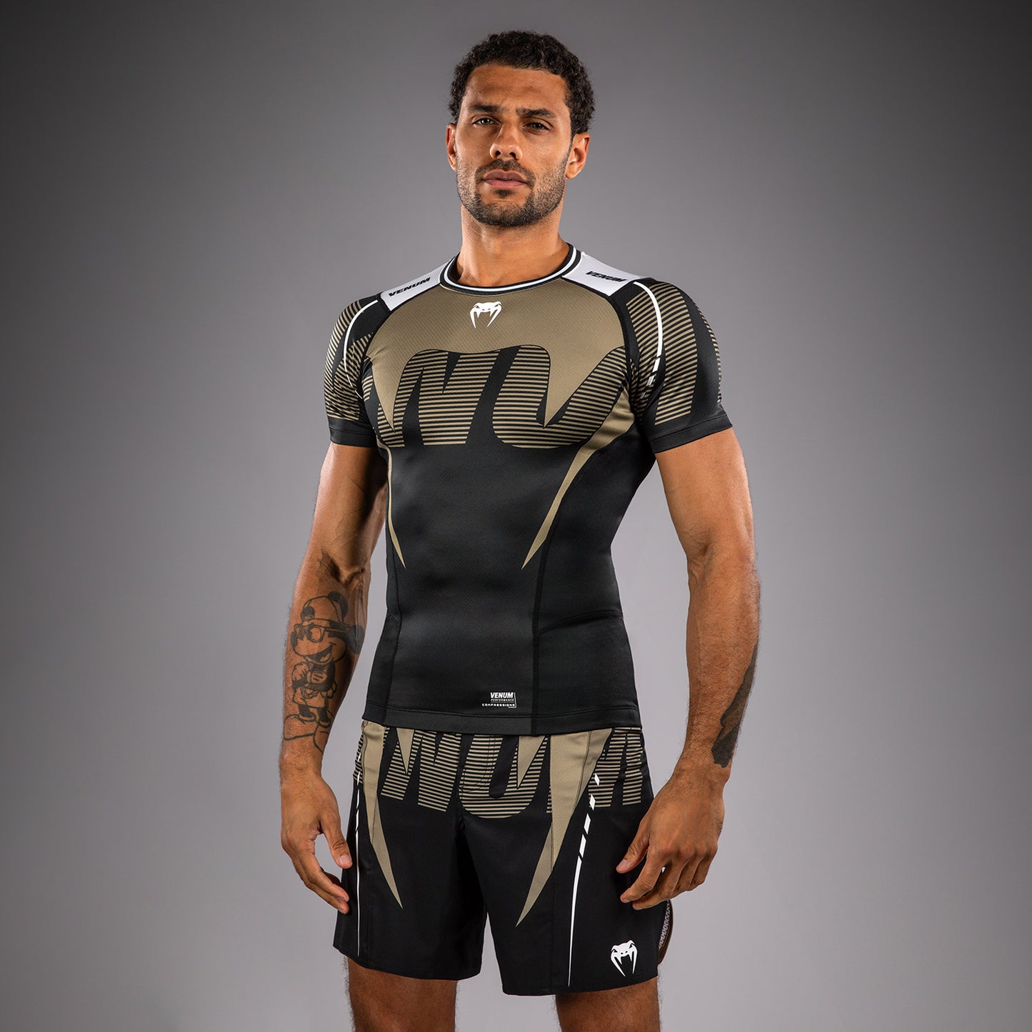 Venum Adrenaline Korte Mouw Rashguard – Zwart/Zand