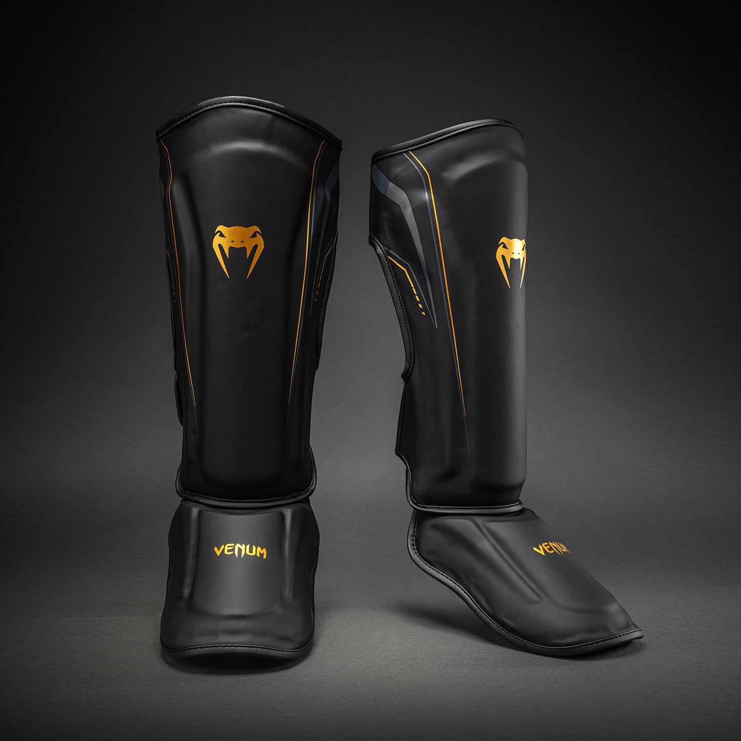Venum Streamline Scheenbeschermers – Zwart/Goud