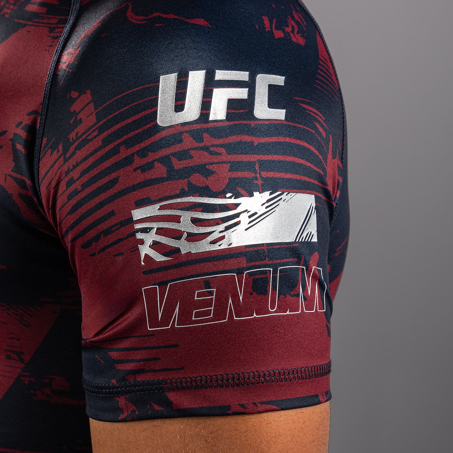 UFC Zenith by Venum Authentic Fight Week Performance Shortsleeve Rashguard Heren - Marineblauw/Bordeauxrood/Zilver