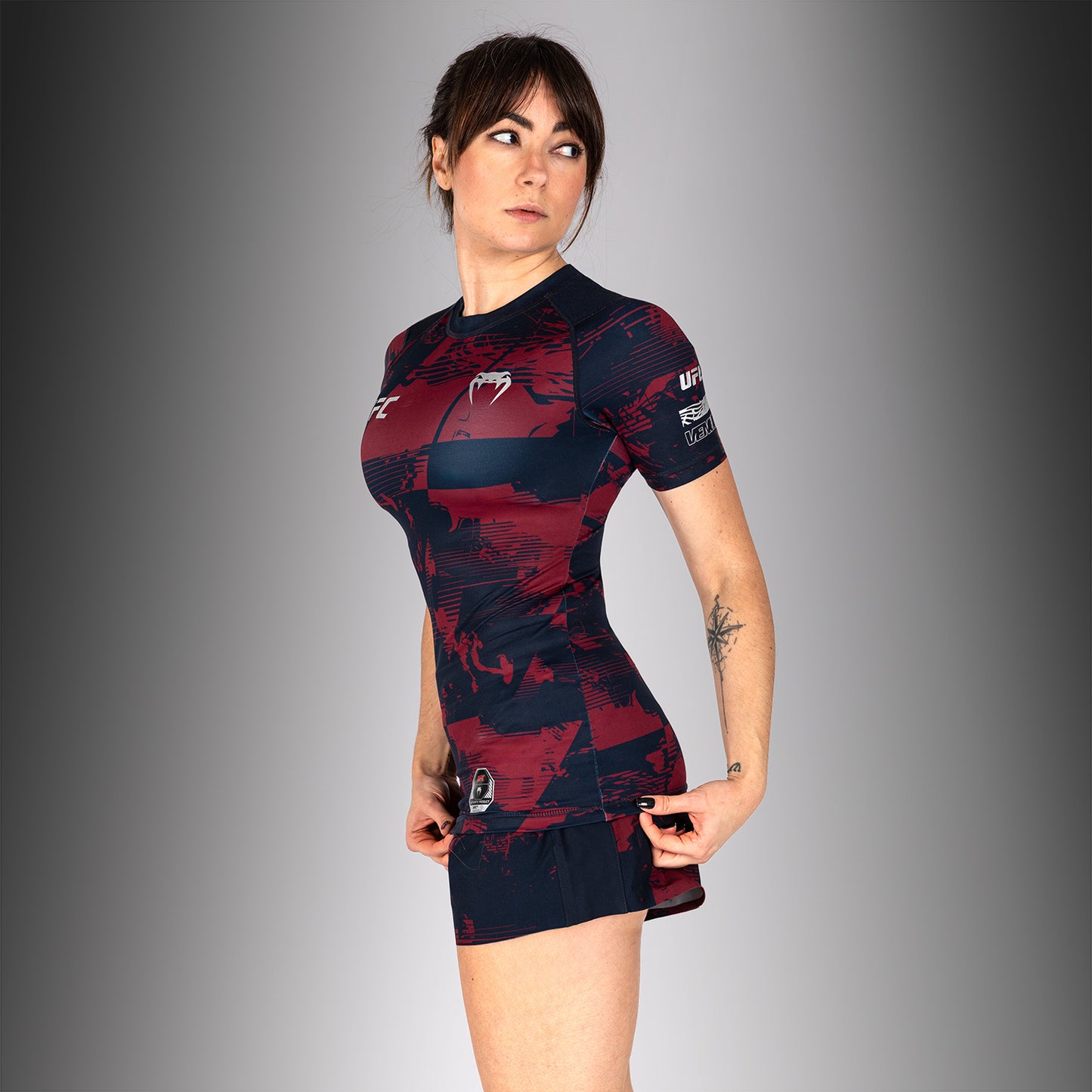 UFC Zenith by Venum Authentic Fight Week Performance Rashguard Korte Mouw Dames - Marineblauw/Bordeauxrood/Zilver