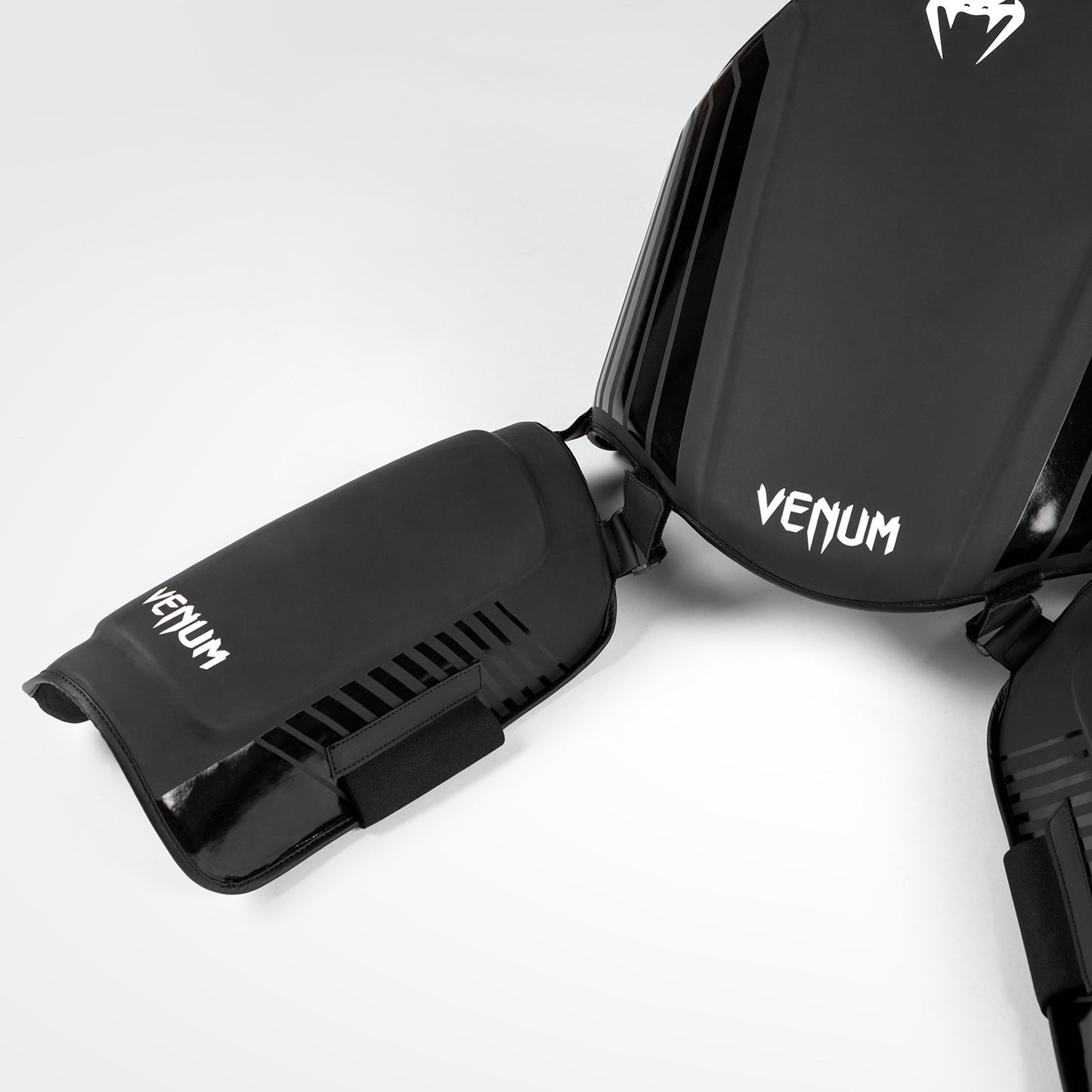 Venum Challenger Buik- en beenbeschermer - Zwart/Wit