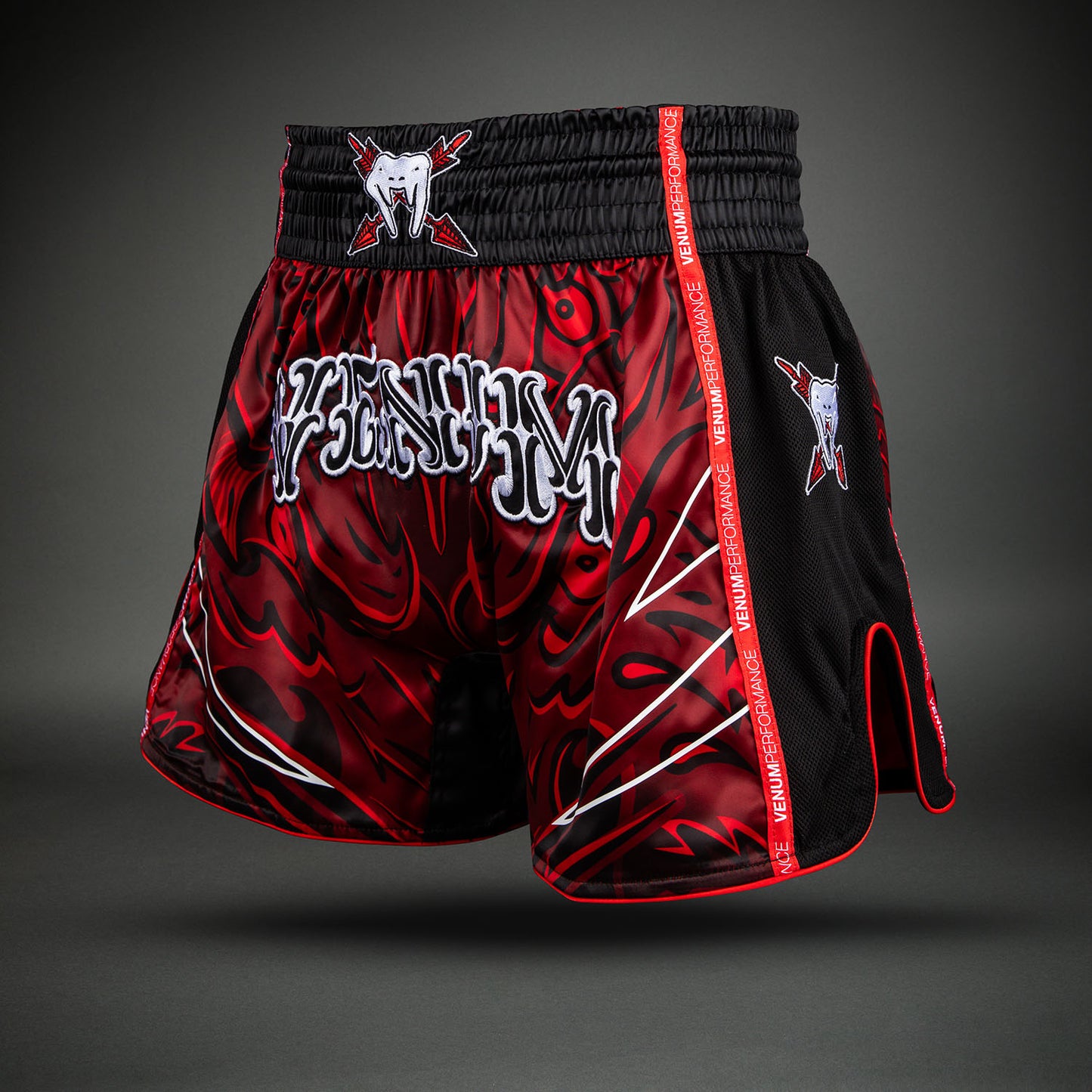 Venum Wolf Atak Muay Thai Shorts – Zwart/Rood