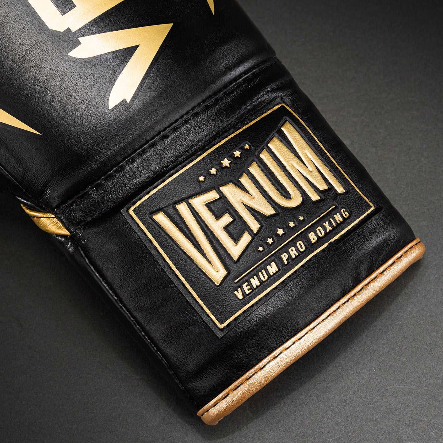 Venum Hammer professionele bokshandschoenen met veters - zwart/goud