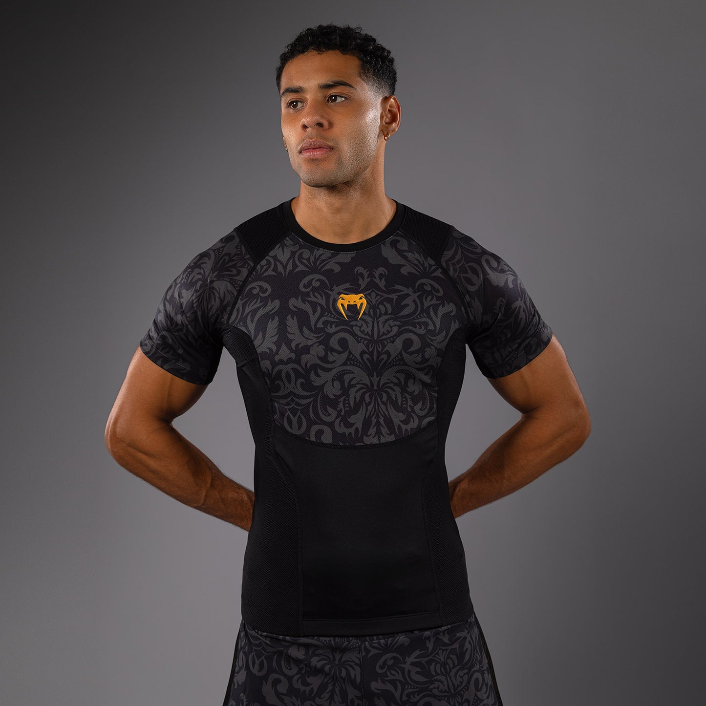Venum x Topuria Unmatched Edition Korte Mouwen Rashguard - Zwart/Goud