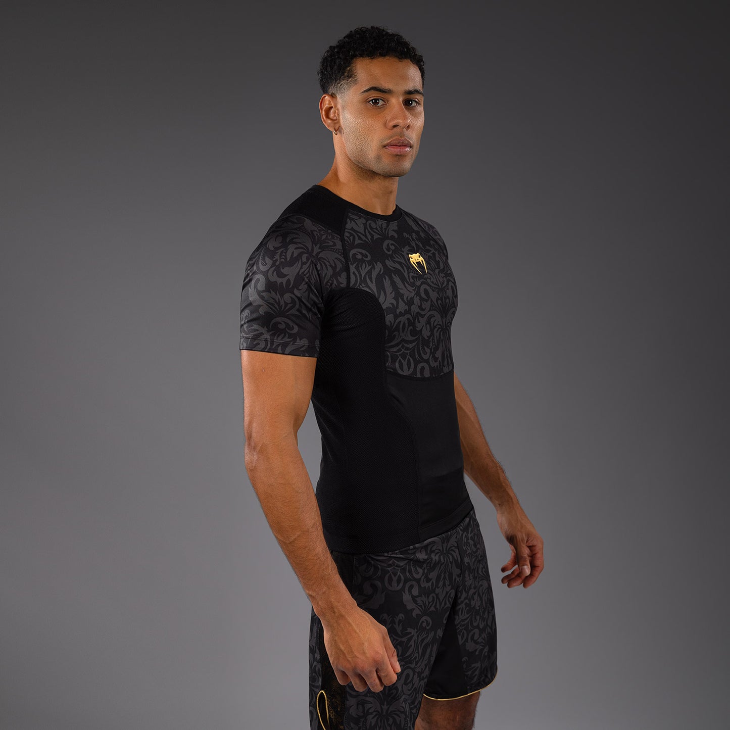 Venum x Topuria Unmatched Edition Korte Mouwen Rashguard - Zwart/Goud