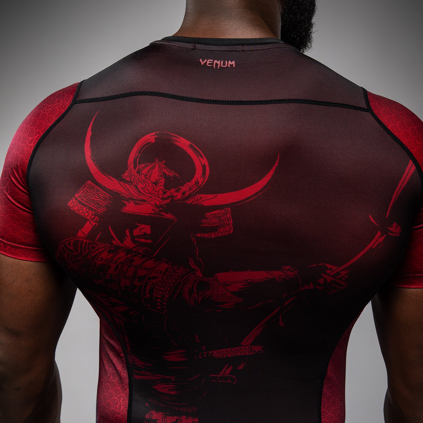 Venum x Assassin’s Creed Shadows Korte Mouwen Rashguard voor Mannen - Bordeaux/Zwart