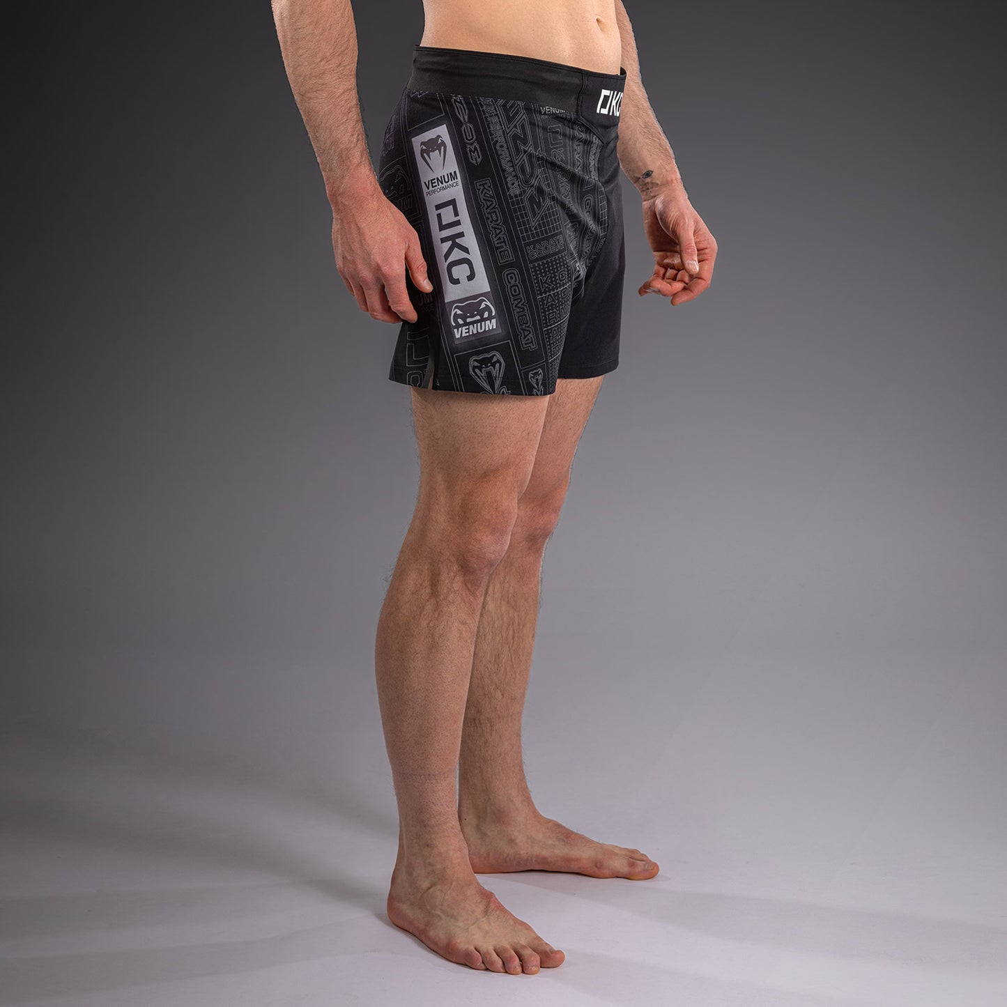 Karate Combat by Venum Fightshorts – Zwart/Grijs