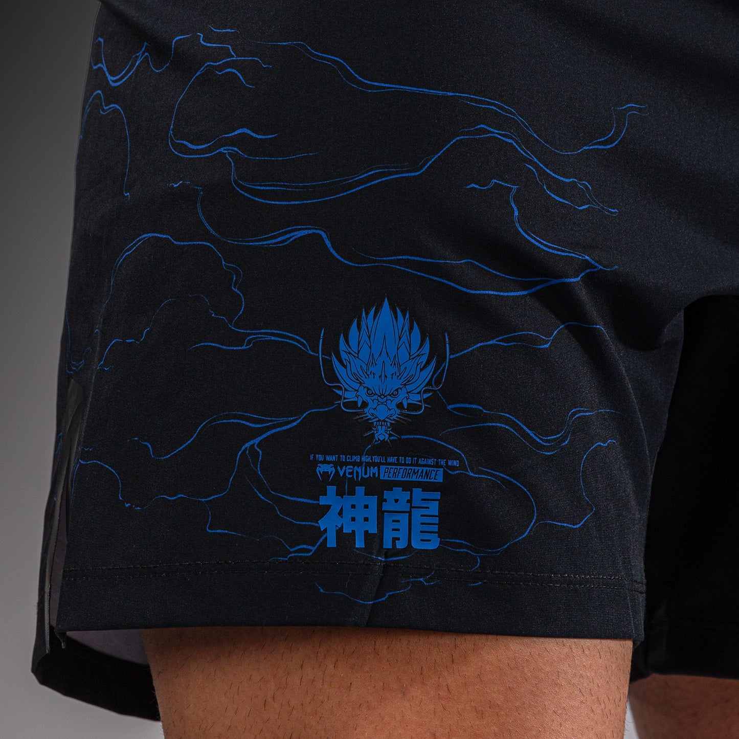 Venum Thunder Dragon Fightshorts – Zwart/Koningsblauw