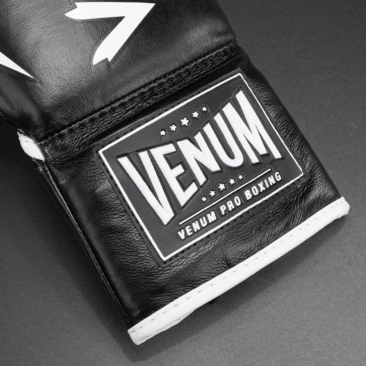 Venum Hammer Pro bokshandschoenen met veters - zwart/wit