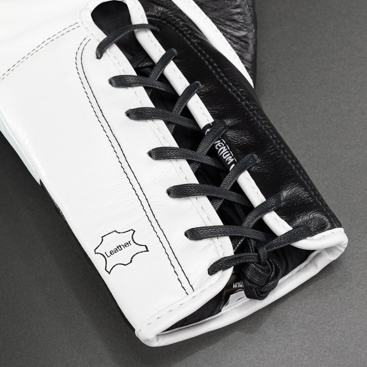 Venum Shield Pro bokshandschoenen met veters - zwart/wit